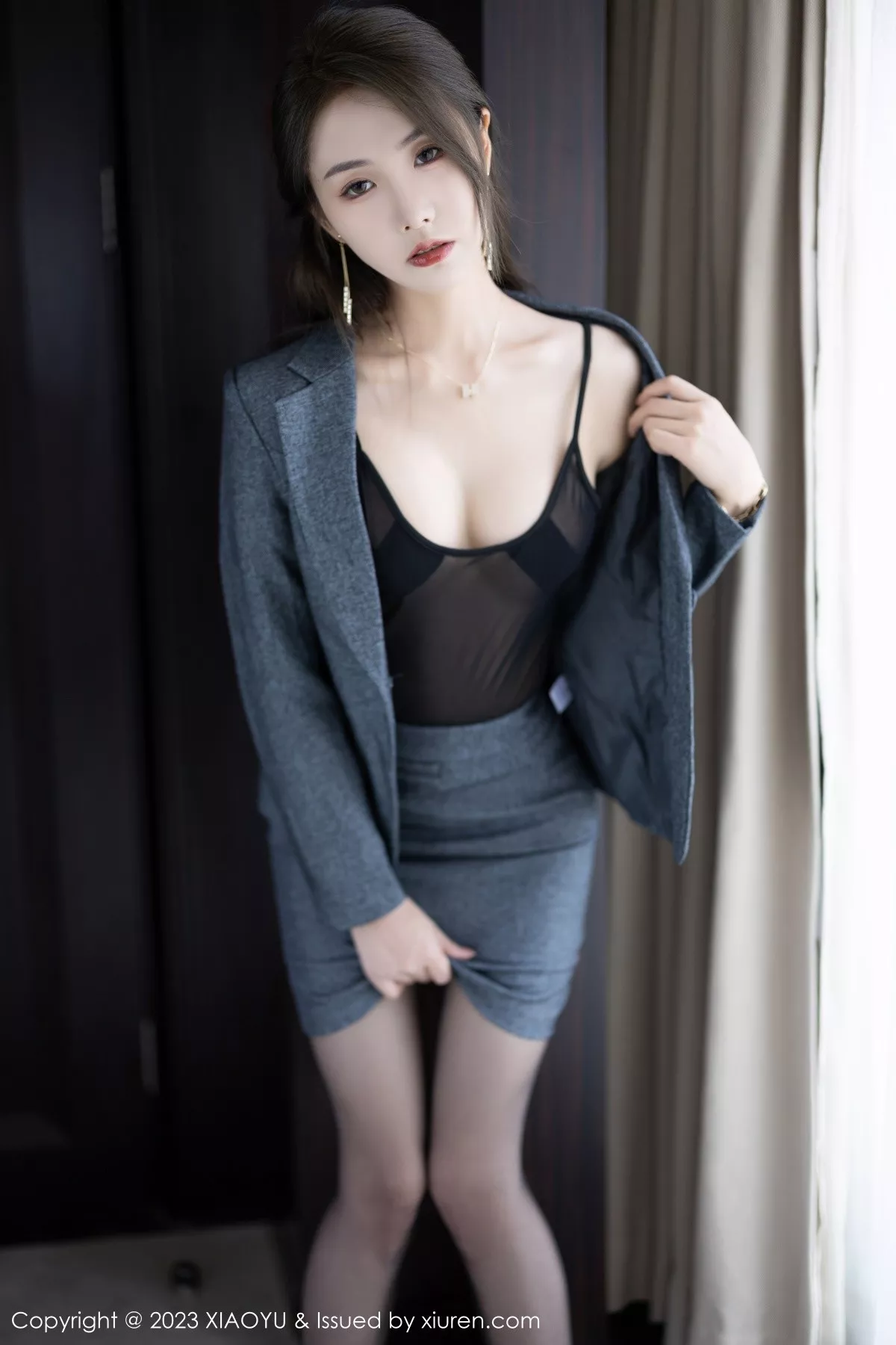 秀人集.com_[XiaoYu画语界]Vol.1042_模特苏苏阿脱深灰制服露性感黑色薄透内衣秀曼妙身姿诱惑写真100P