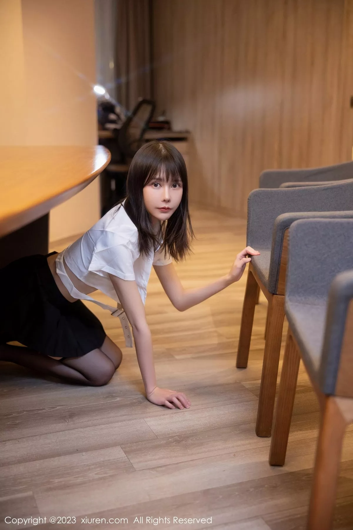 秀人集.com_[XiuRen秀人网]No.6862_模特甜佳佳性感白色短款上衣配黑短裙半撩秀曼妙身姿诱惑写真80P