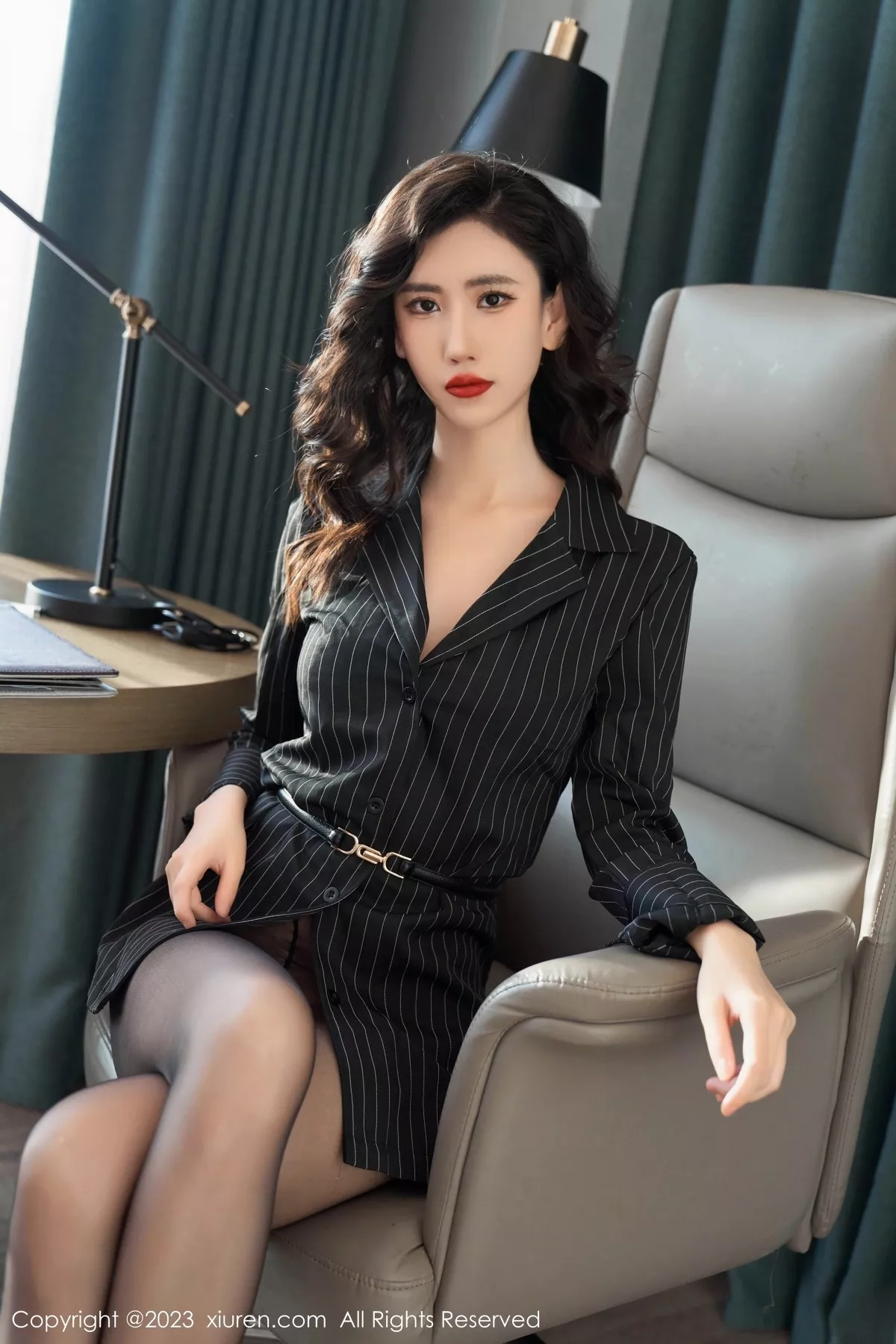 秀人集.com_[XiuRen秀人网]No.6860_新人模特章芃芃组合拍摄黑色条纹上衣露黑色内衣迷人诱惑写真90P