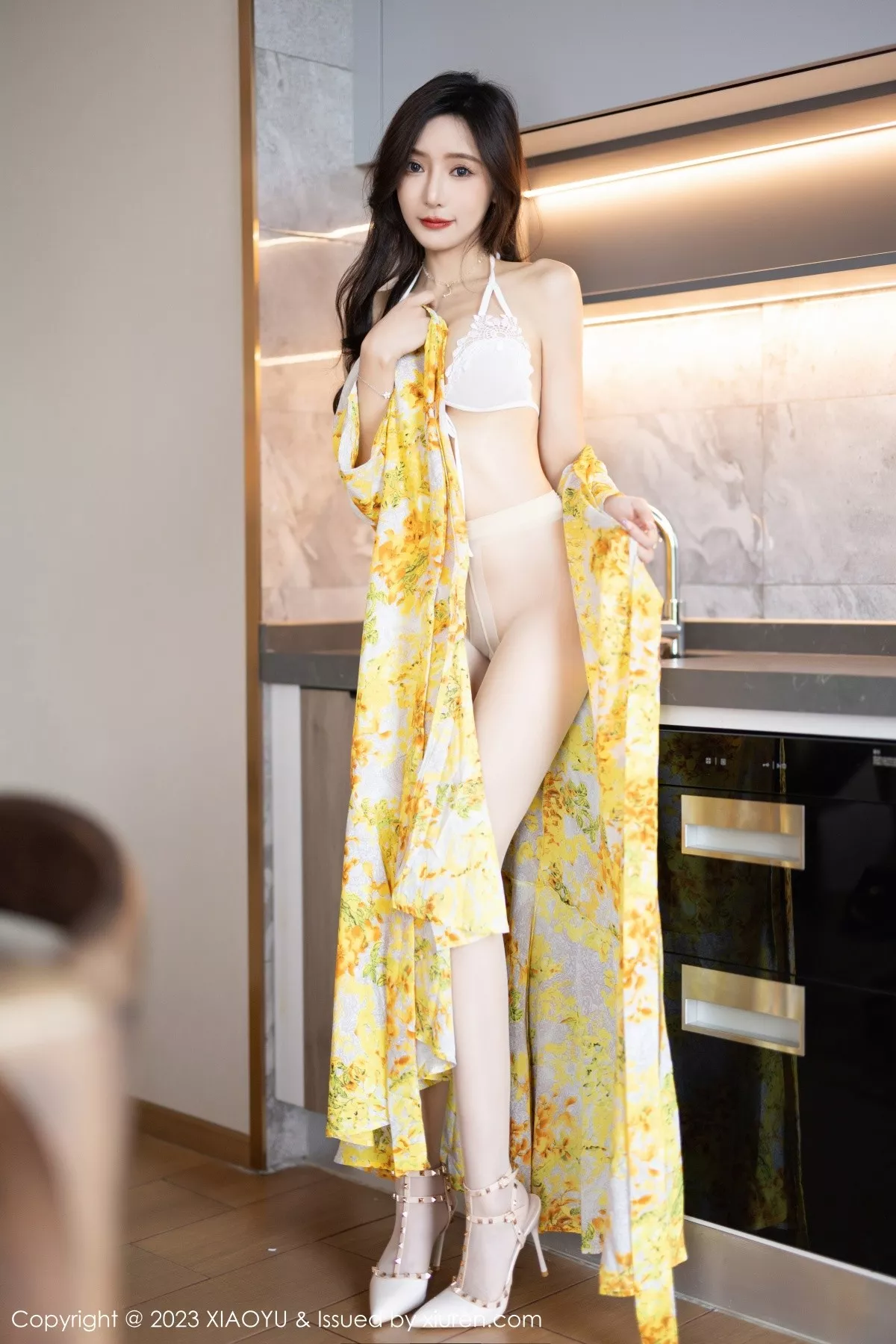 秀人集.com_[XiaoYu画语界]Vol.1043_女神王馨瑶yanni脱连衣长裙露白色蕾丝内衣秀曼妙身姿诱惑写真90P