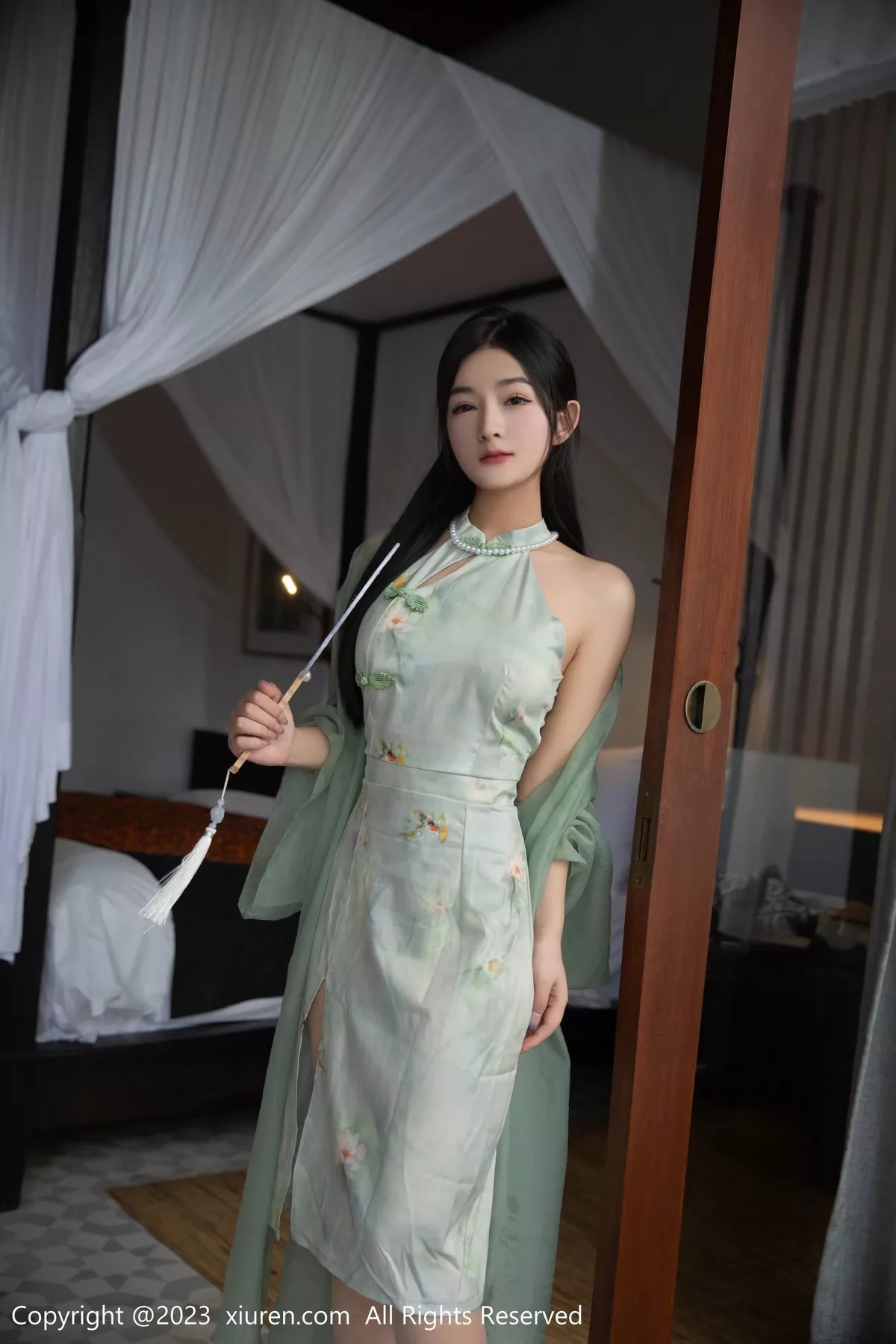 秀人集.com_[XiuRen秀人网]No.6880_模特谭小灵水中场景墨绿古装薄纱服饰配薄透肉丝惹火诱惑写真80P