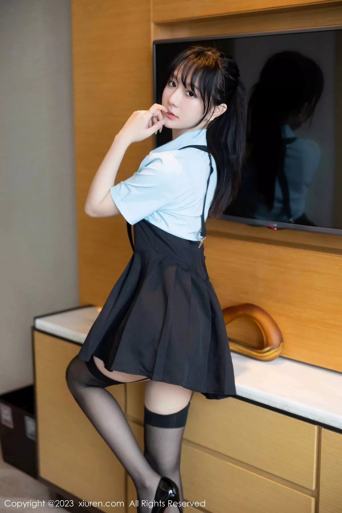 秀人集.com_[XiuRen秀人网]No.6892_模特幼幼脱淡蓝色上衣露黑色蕾丝内衣配黑丝吊袜完美诱惑写真82P
