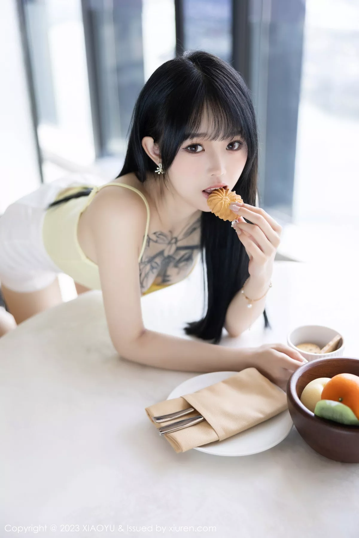 秀人集.com_[XiaoYu画语界]Vol.1047_模特奶瓶黑色露肩短款上衣+性感蛋黄色吊带秀曼妙身姿诱惑写真98P
