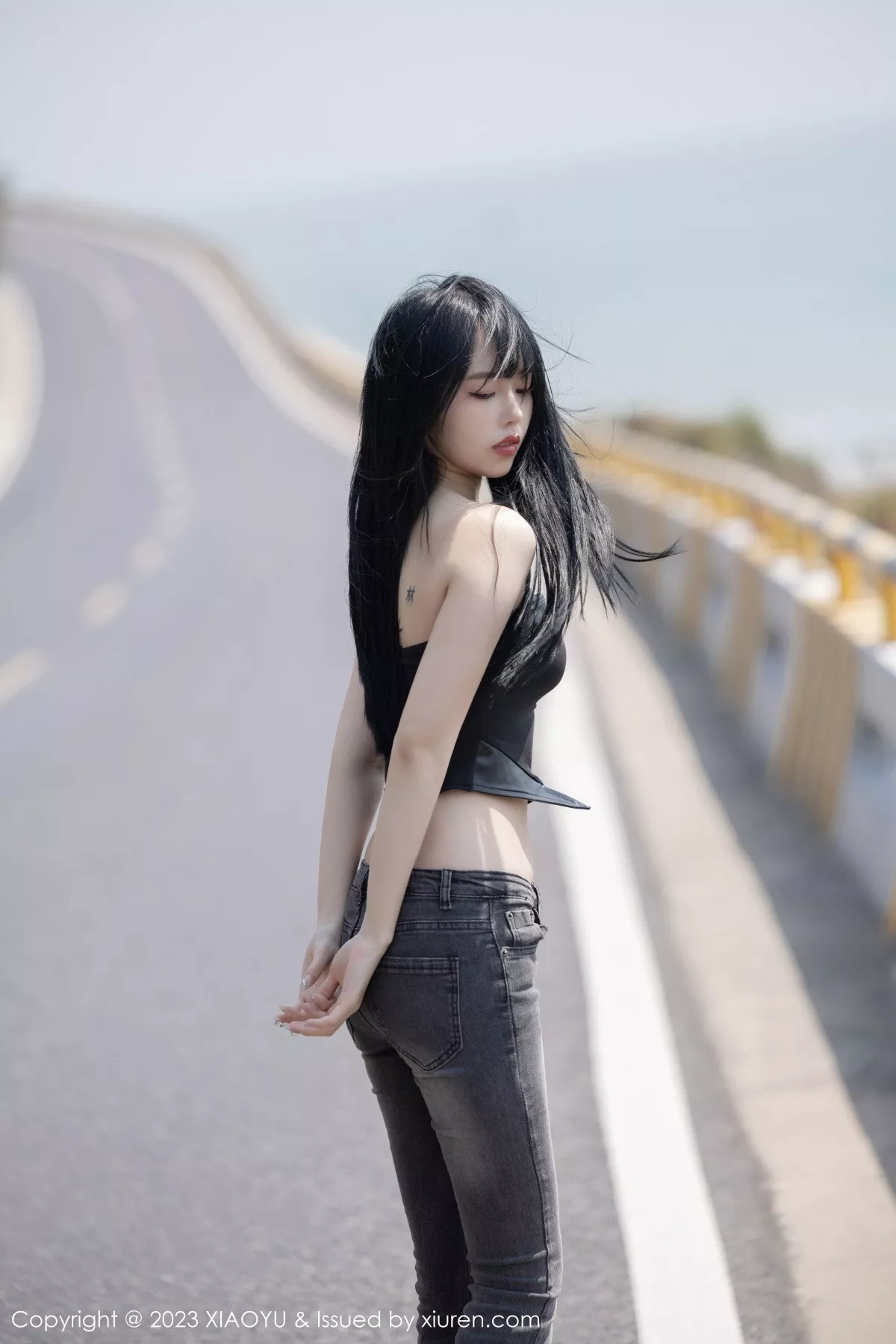秀人集.com_[XiaoYu画语界]Vol.1047_模特奶瓶黑色露肩短款上衣+性感蛋黄色吊带秀曼妙身姿诱惑写真98P