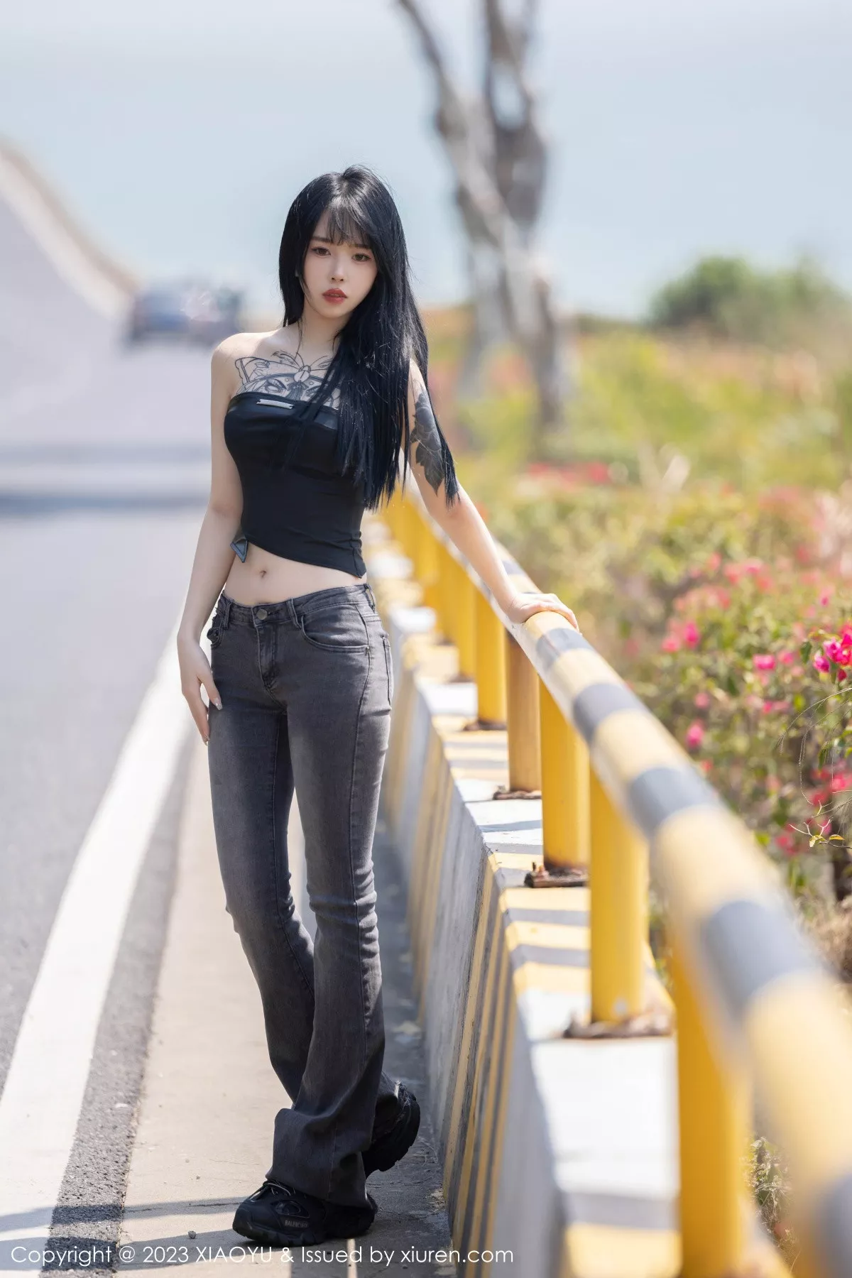 秀人集.com_[XiaoYu画语界]Vol.1047_模特奶瓶黑色露肩短款上衣+性感蛋黄色吊带秀曼妙身姿诱惑写真98P