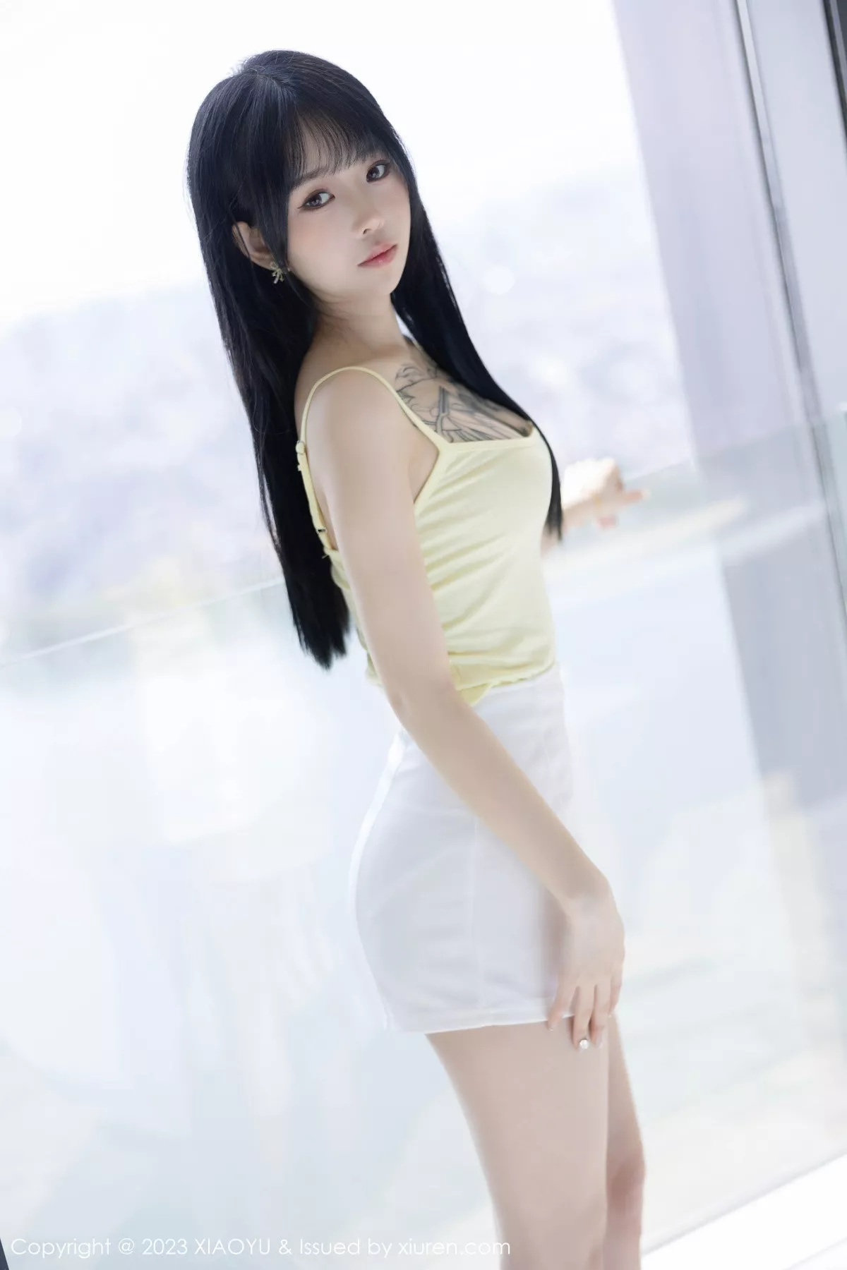 秀人集.com_[XiaoYu画语界]Vol.1047_模特奶瓶黑色露肩短款上衣+性感蛋黄色吊带秀曼妙身姿诱惑写真98P