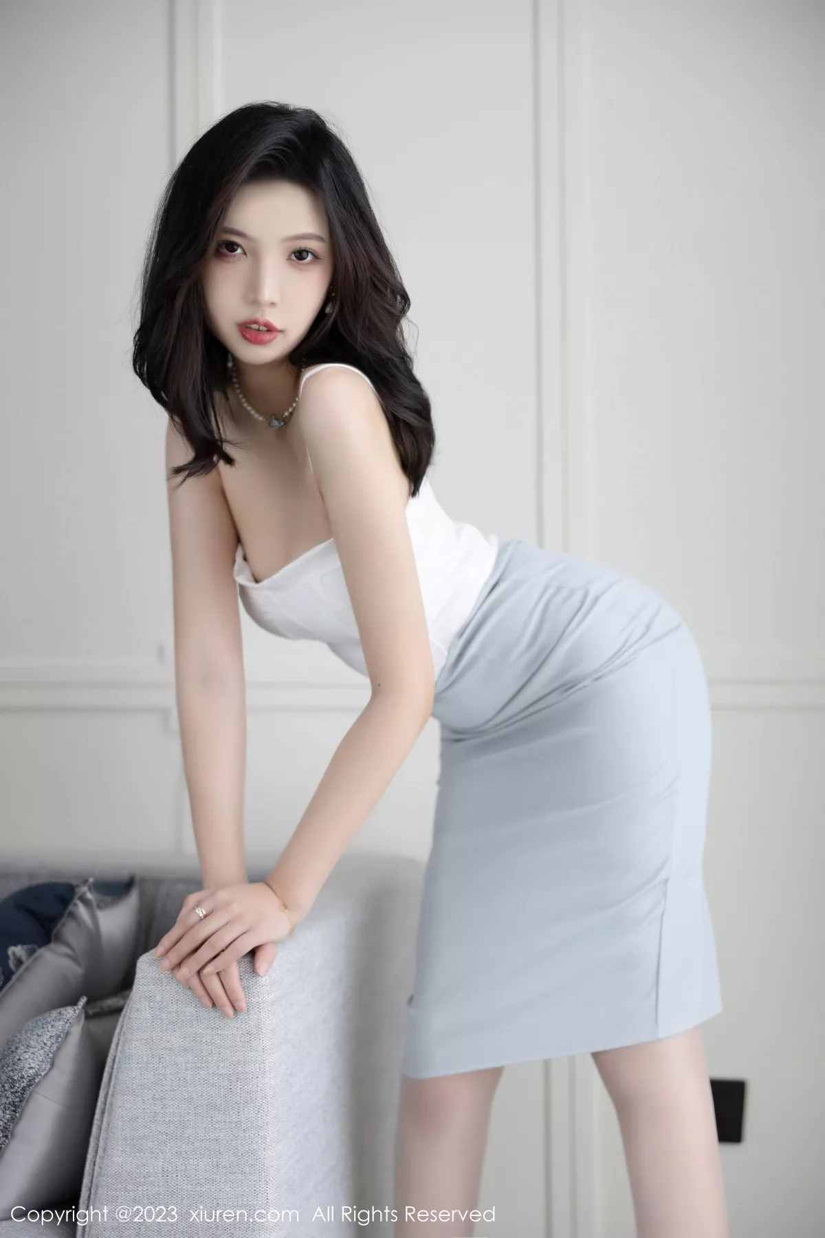 秀人集.com_[XiuRen秀人网]No.6898_模特郑颖姗Bev白色吊带上衣半脱露蕾丝内衣秀丰腴身姿诱惑写真82P