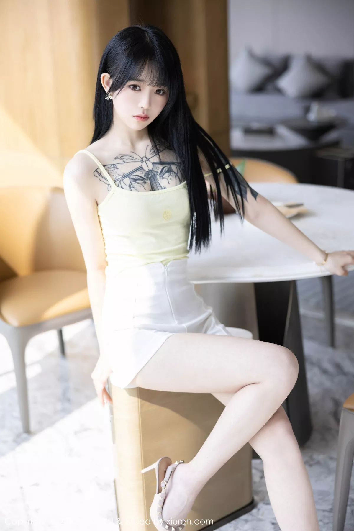 秀人集.com_[XiaoYu画语界]Vol.1047_模特奶瓶黑色露肩短款上衣+性感蛋黄色吊带秀曼妙身姿诱惑写真98P