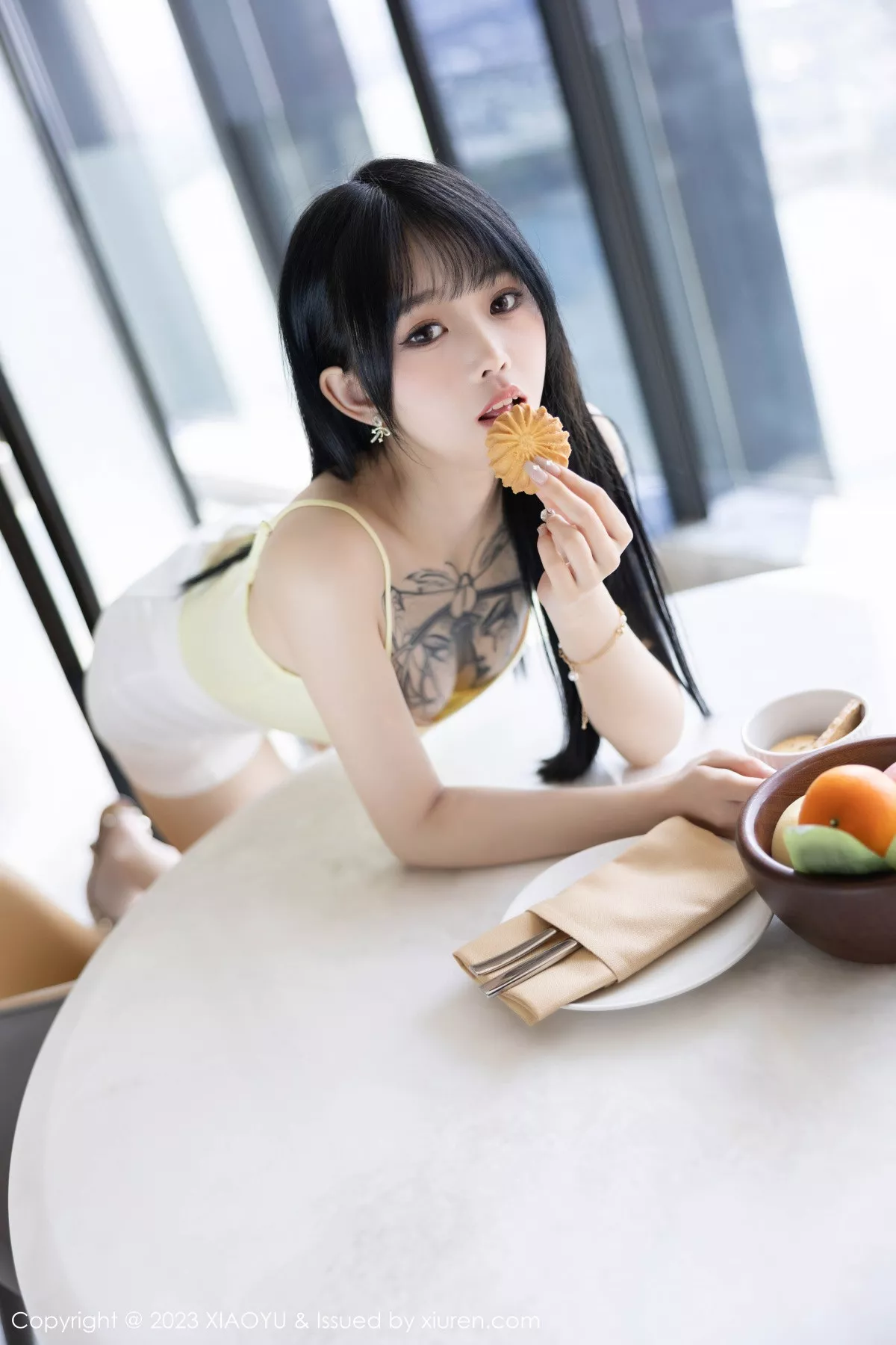 秀人集.com_[XiaoYu画语界]Vol.1047_模特奶瓶黑色露肩短款上衣+性感蛋黄色吊带秀曼妙身姿诱惑写真98P