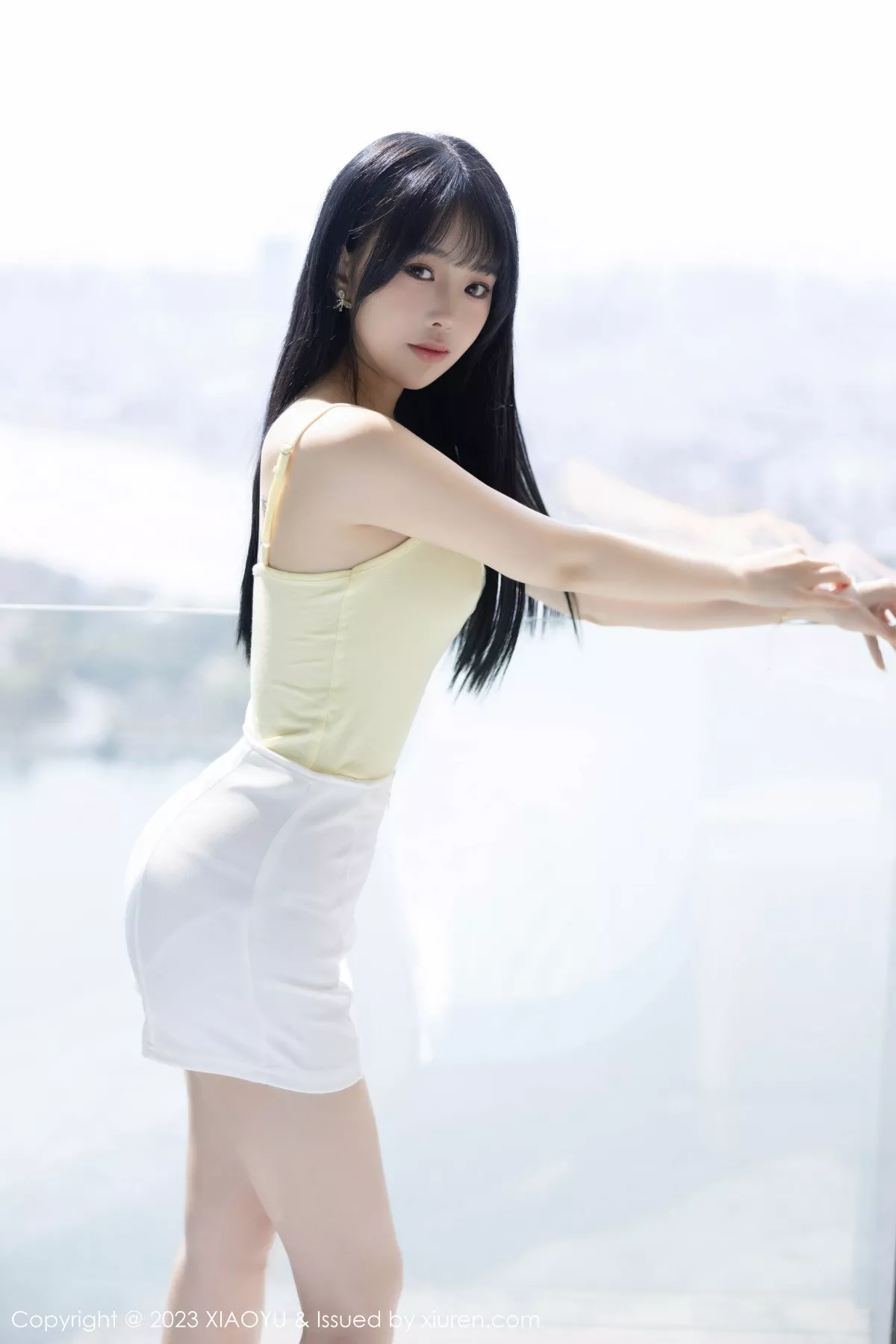 秀人集.com_[XiaoYu画语界]Vol.1047_模特奶瓶黑色露肩短款上衣+性感蛋黄色吊带秀曼妙身姿诱惑写真98P