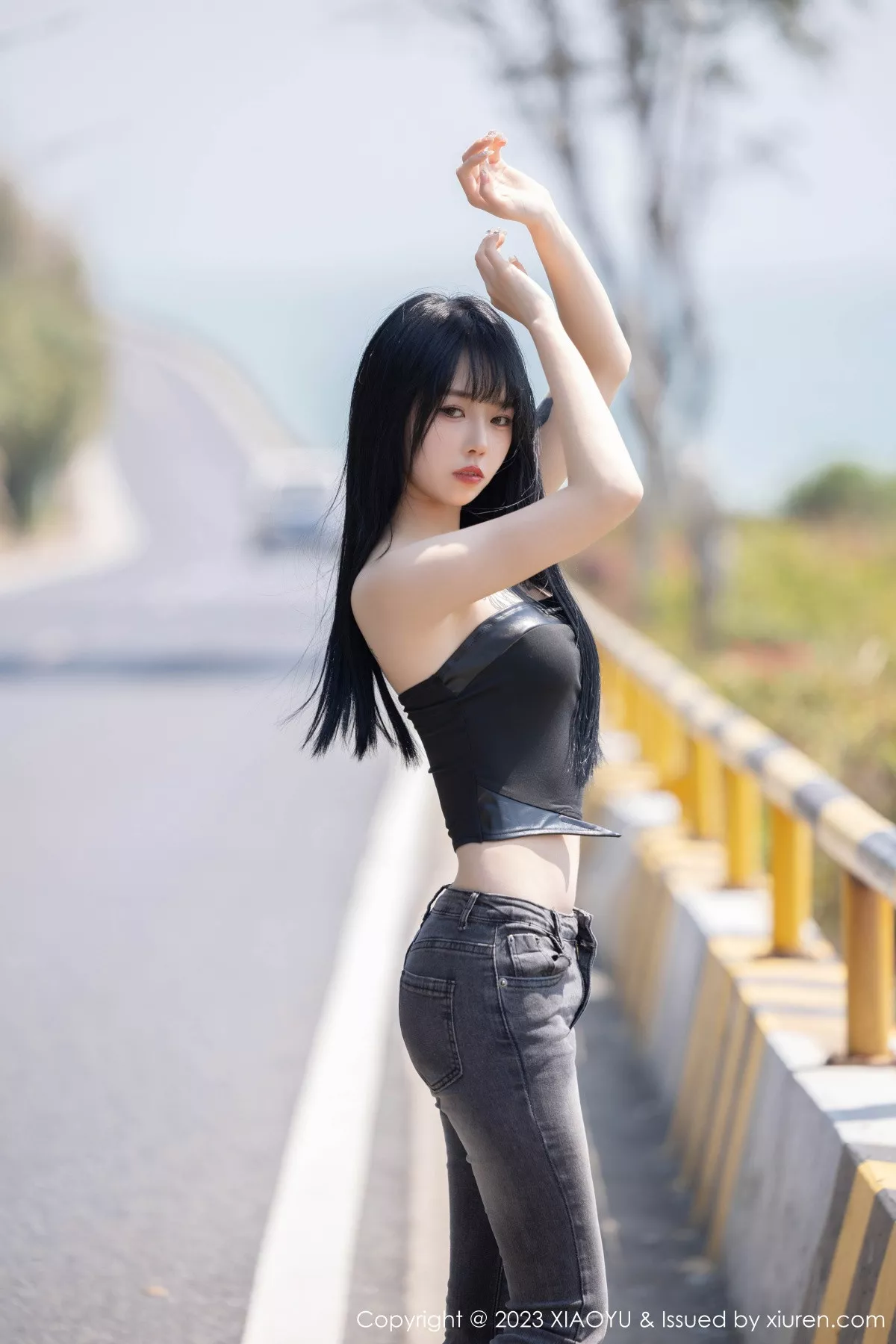 秀人集.com_[XiaoYu画语界]Vol.1047_模特奶瓶黑色露肩短款上衣+性感蛋黄色吊带秀曼妙身姿诱惑写真98P