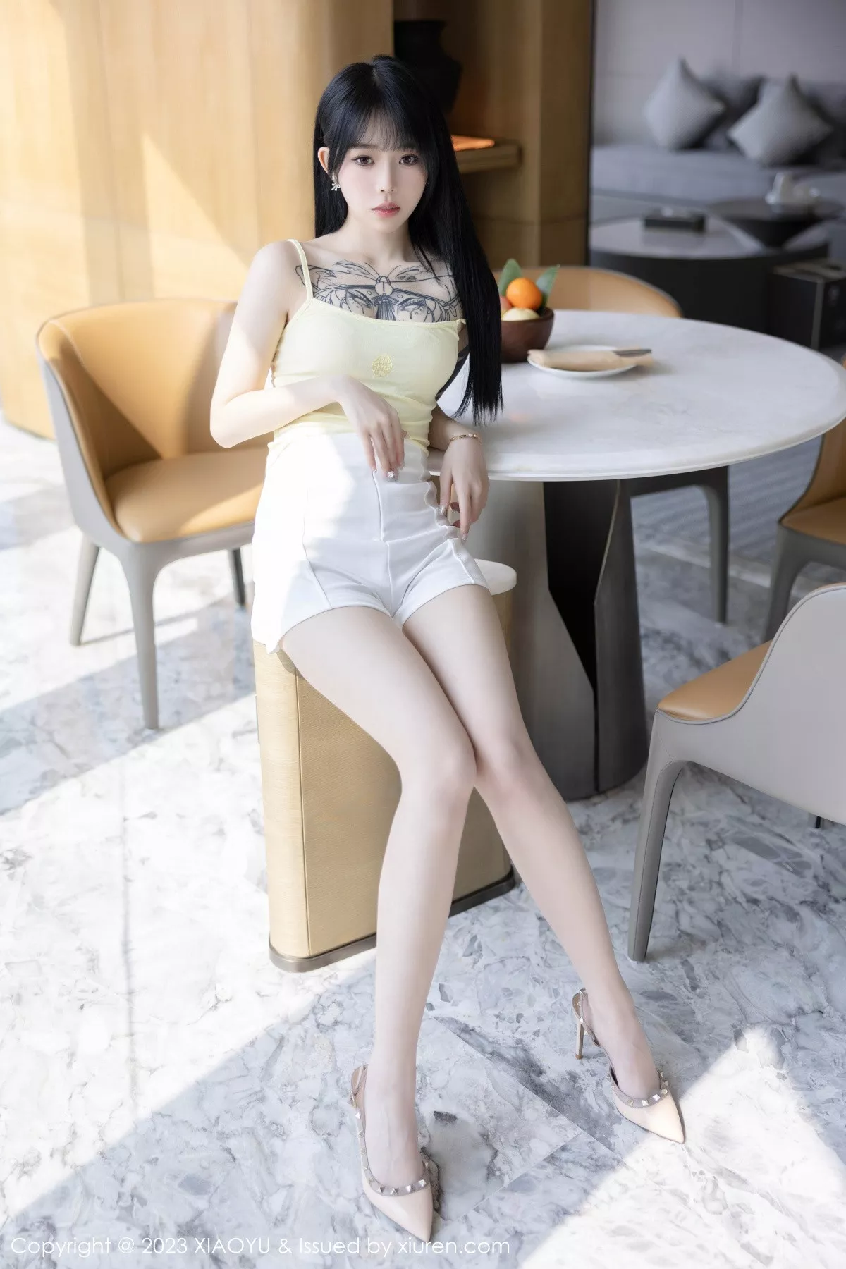 秀人集.com_[XiaoYu画语界]Vol.1047_模特奶瓶黑色露肩短款上衣+性感蛋黄色吊带秀曼妙身姿诱惑写真98P
