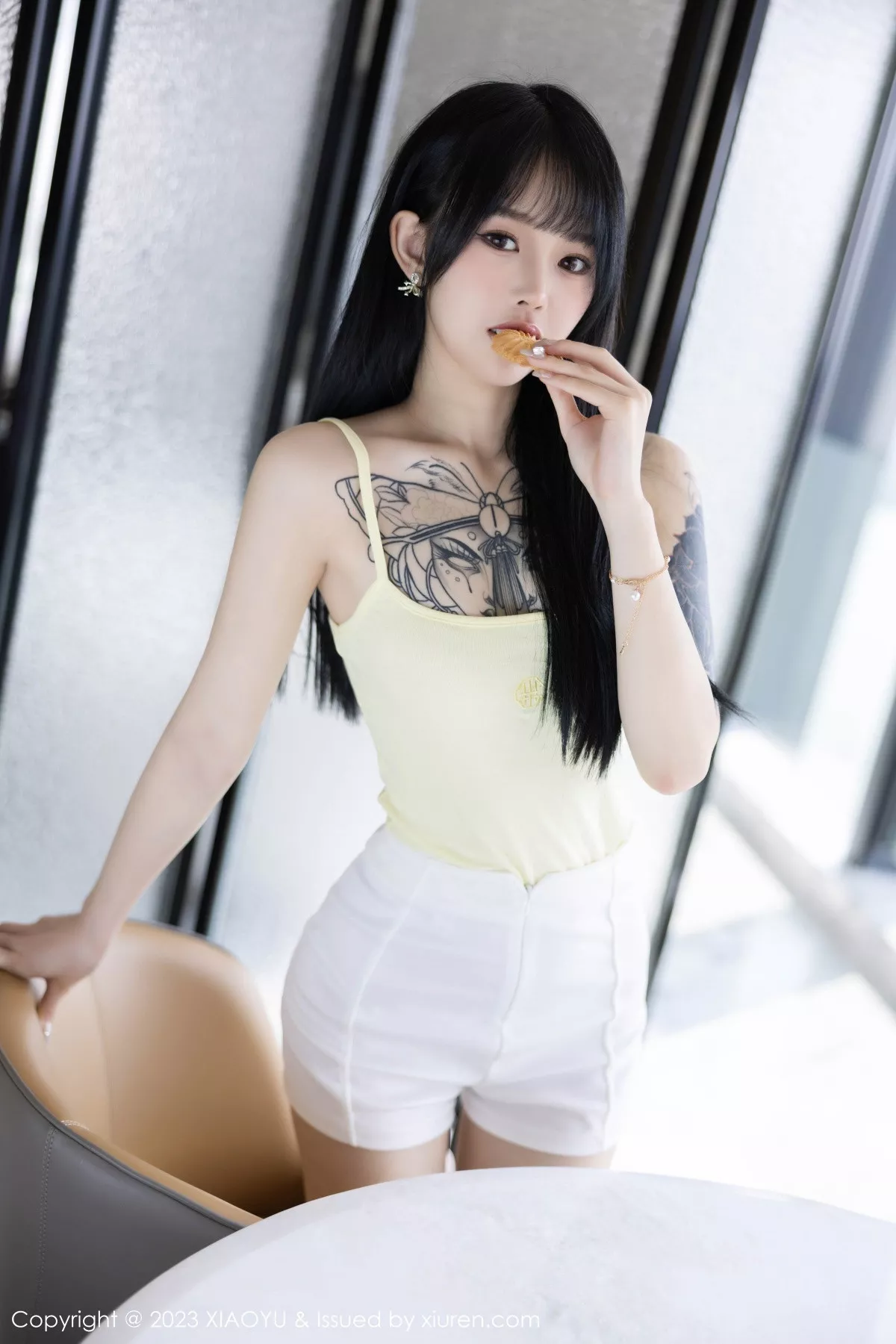 秀人集.com_[XiaoYu画语界]Vol.1047_模特奶瓶黑色露肩短款上衣+性感蛋黄色吊带秀曼妙身姿诱惑写真98P