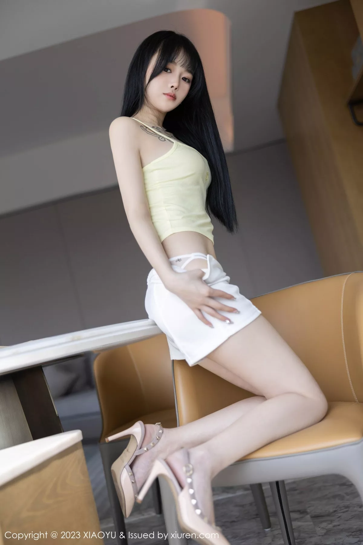 秀人集.com_[XiaoYu画语界]Vol.1047_模特奶瓶黑色露肩短款上衣+性感蛋黄色吊带秀曼妙身姿诱惑写真98P
