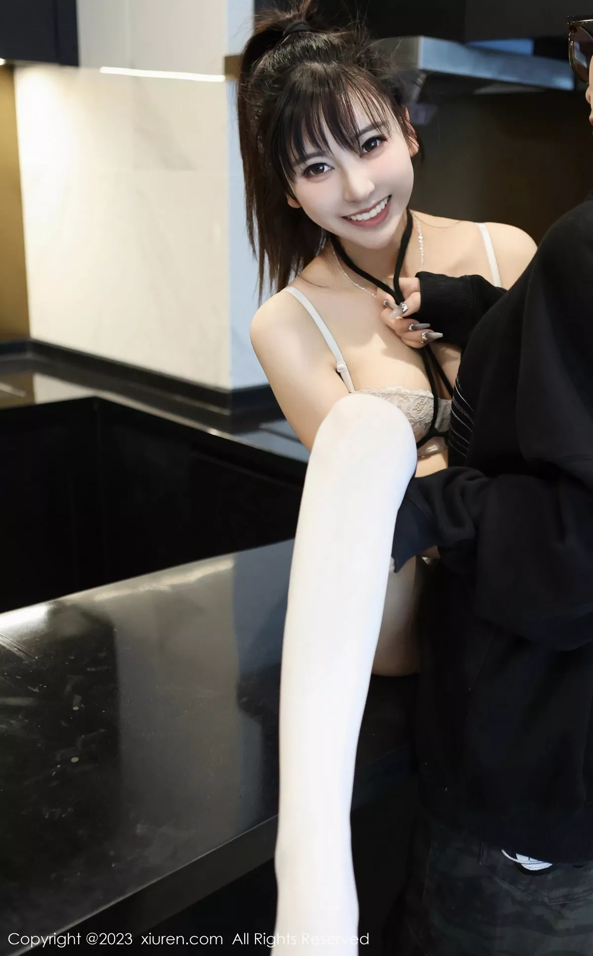 秀人集.com_[XiuRen秀人网]No.6909_模特夏希性感白色上衣配蓝短裤露白色内衣秀曼妙身姿诱惑写真64P