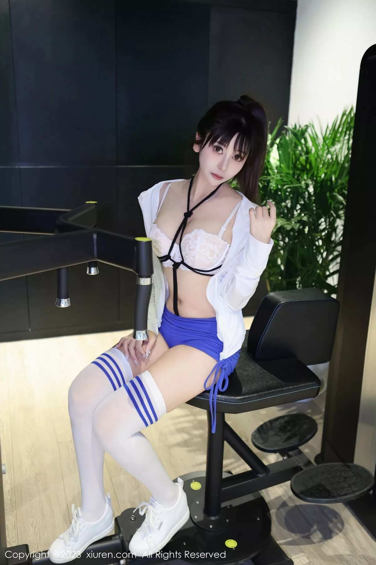 秀人集.com_[XiuRen秀人网]No.6909_模特夏希性感白色上衣配蓝短裤露白色内衣秀曼妙身姿诱惑写真64P