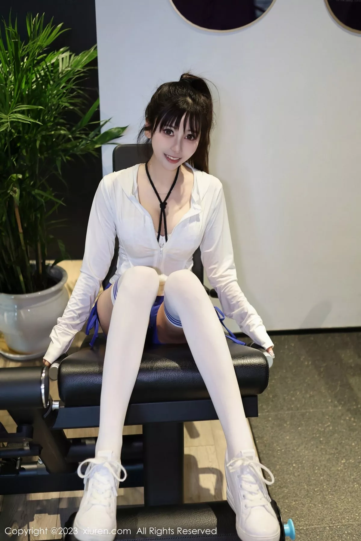 秀人集.com_[XiuRen秀人网]No.6909_模特夏希性感白色上衣配蓝短裤露白色内衣秀曼妙身姿诱惑写真64P