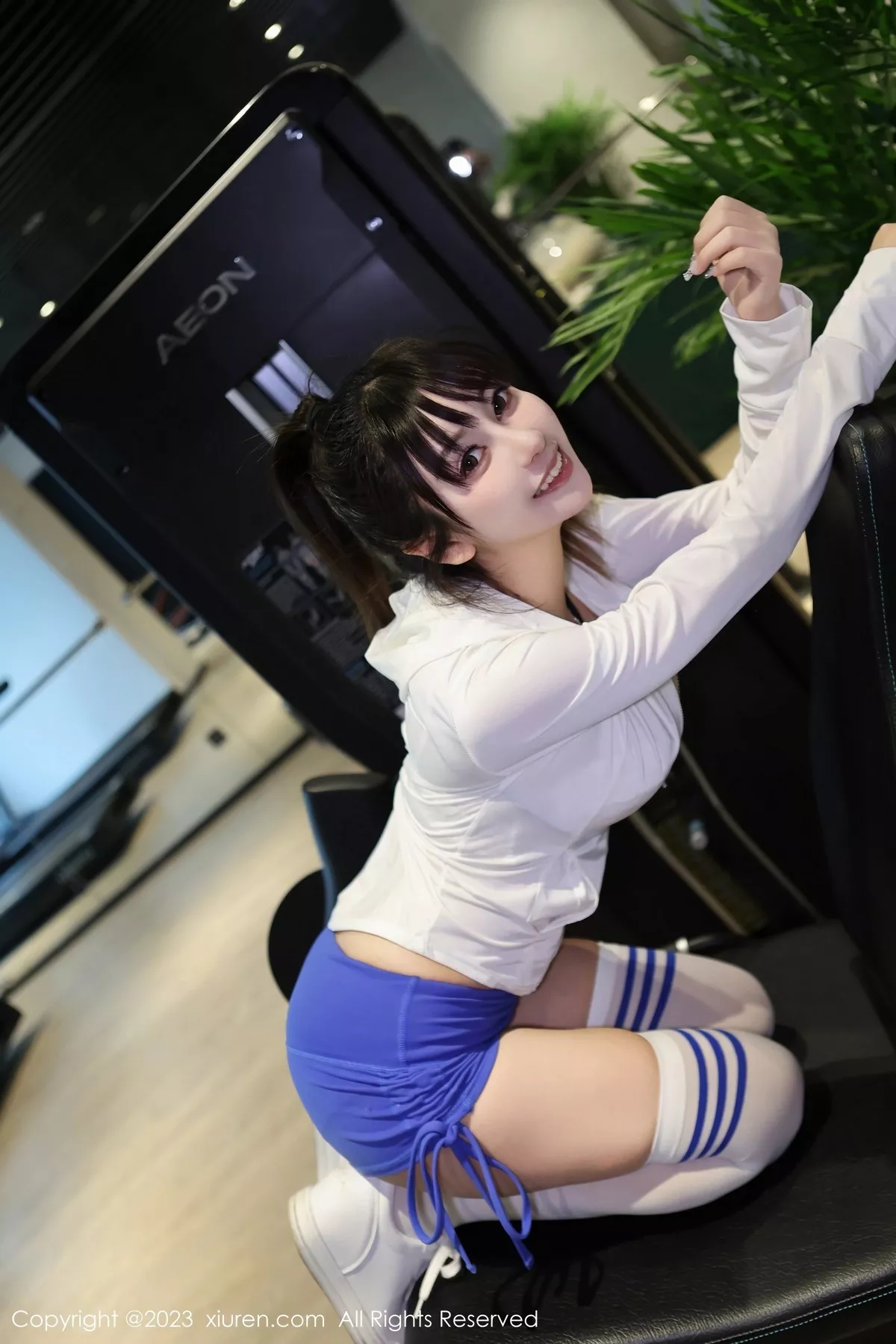 秀人集.com_[XiuRen秀人网]No.6909_模特夏希性感白色上衣配蓝短裤露白色内衣秀曼妙身姿诱惑写真64P