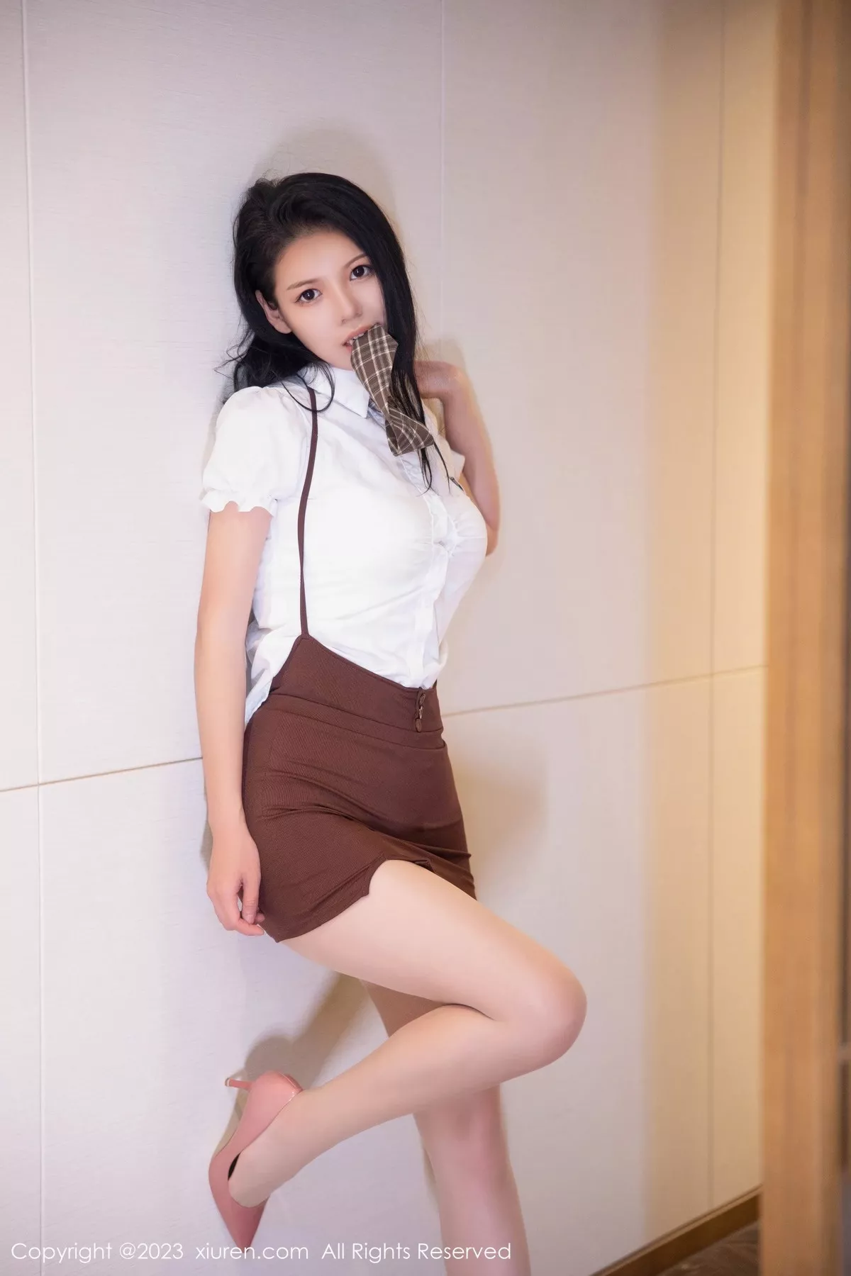 秀人集.com_[XiuRen秀人网]No.6917_模特大美妞儿性感白T配咖啡短裙露白色内衣秀丰满身材诱惑写真85P