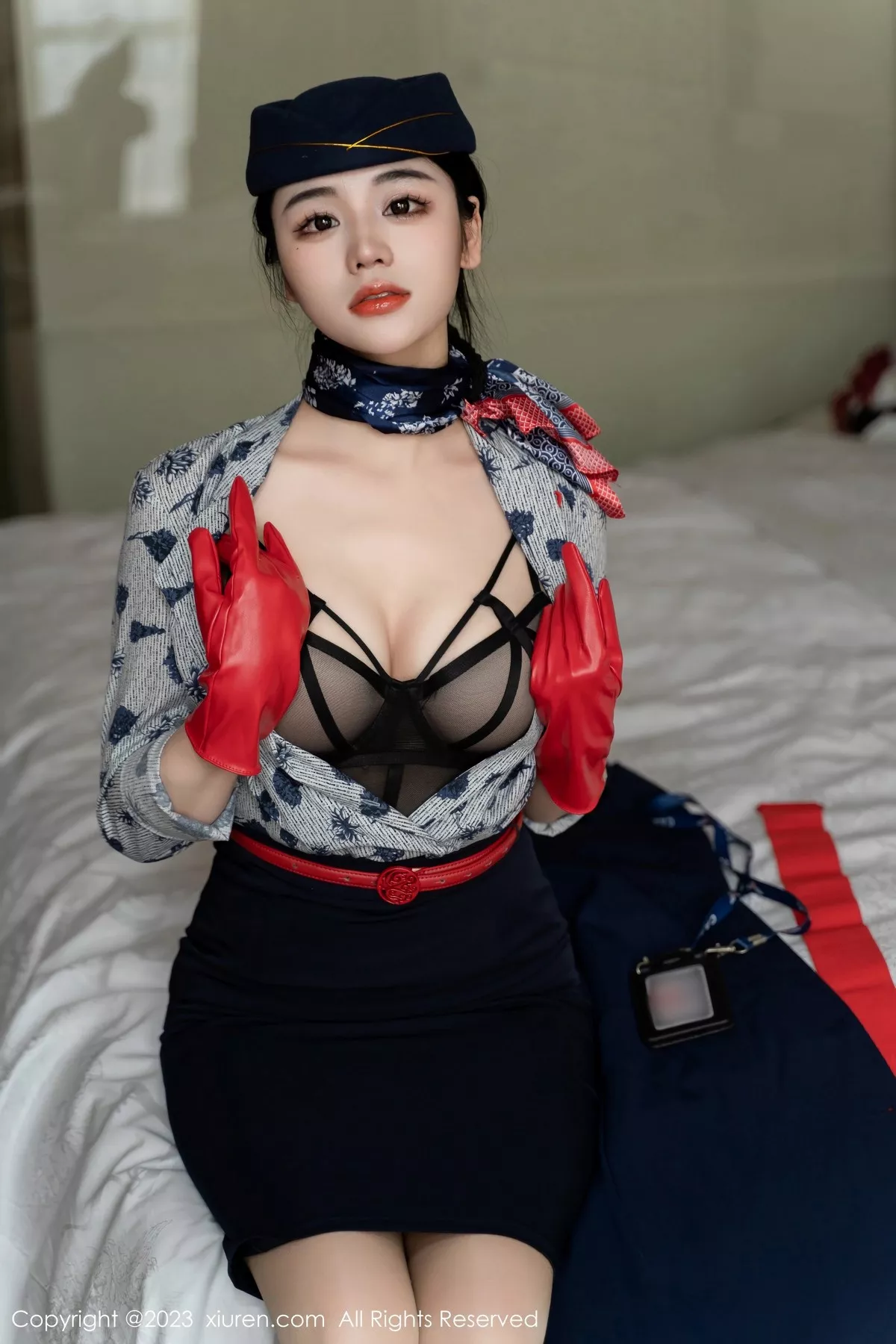 秀人集.com_[XiuRen秀人网]No.6790_模特汐汐爱吃草莓性感空姐制服露黑色内衣秀完美身材诱惑写真69P