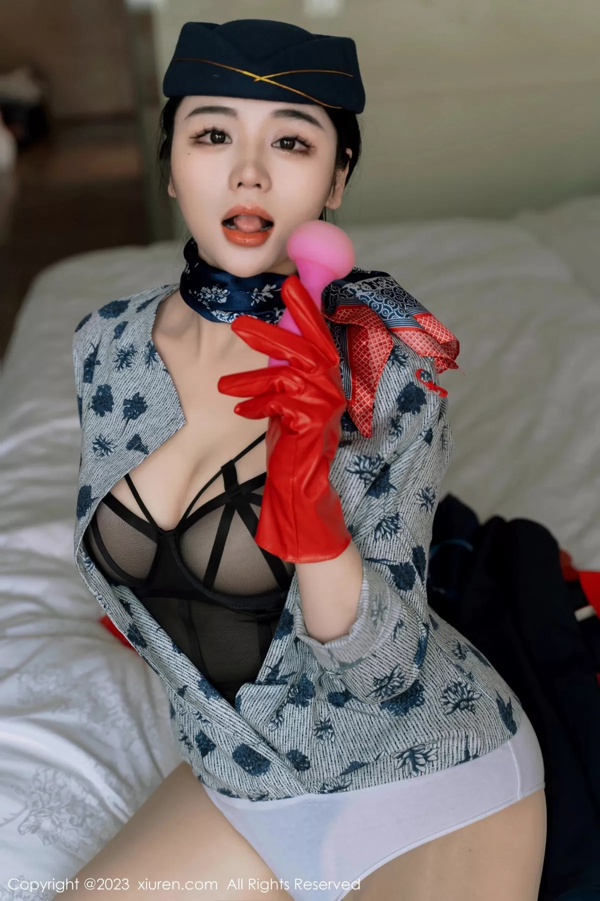 秀人集.com_[XiuRen秀人网]No.6790_模特汐汐爱吃草莓性感空姐制服露黑色内衣秀完美身材诱惑写真69P