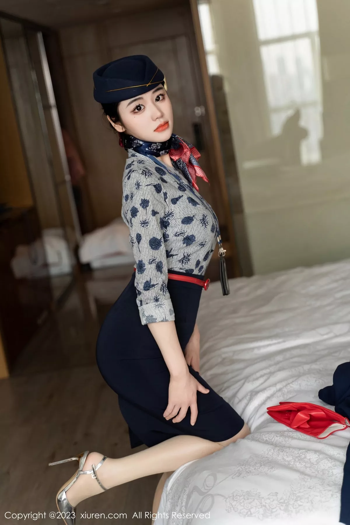 秀人集.com_[XiuRen秀人网]No.6790_模特汐汐爱吃草莓性感空姐制服露黑色内衣秀完美身材诱惑写真69P