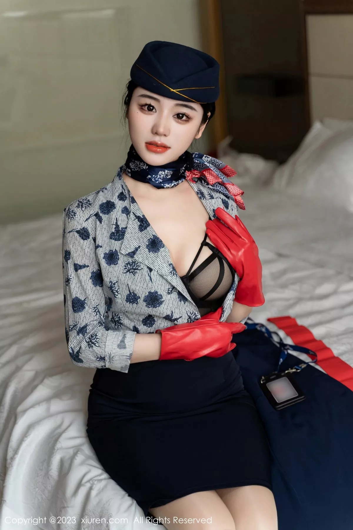 秀人集.com_[XiuRen秀人网]No.6790_模特汐汐爱吃草莓性感空姐制服露黑色内衣秀完美身材诱惑写真69P