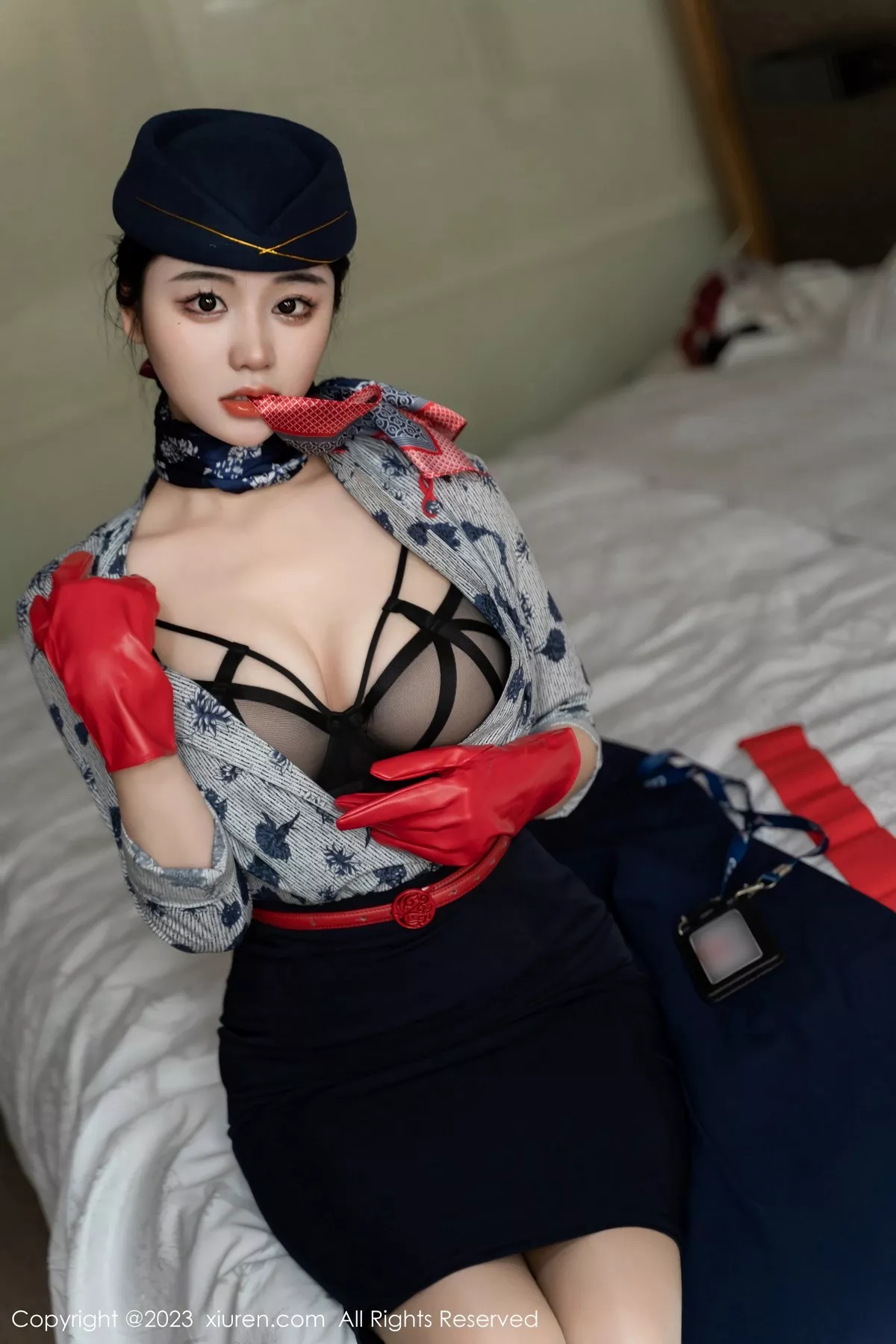 秀人集.com_[XiuRen秀人网]No.6790_模特汐汐爱吃草莓性感空姐制服露黑色内衣秀完美身材诱惑写真69P