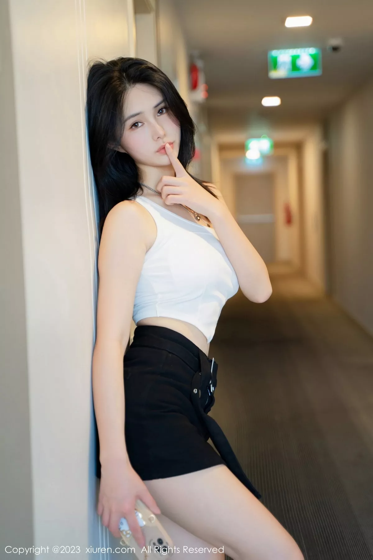 秀人集.com_[XiuRen秀人网]No.6798_模特艾希儿户外性感白色上衣配黑短裤秀曼妙身姿清爽迷人写真62P