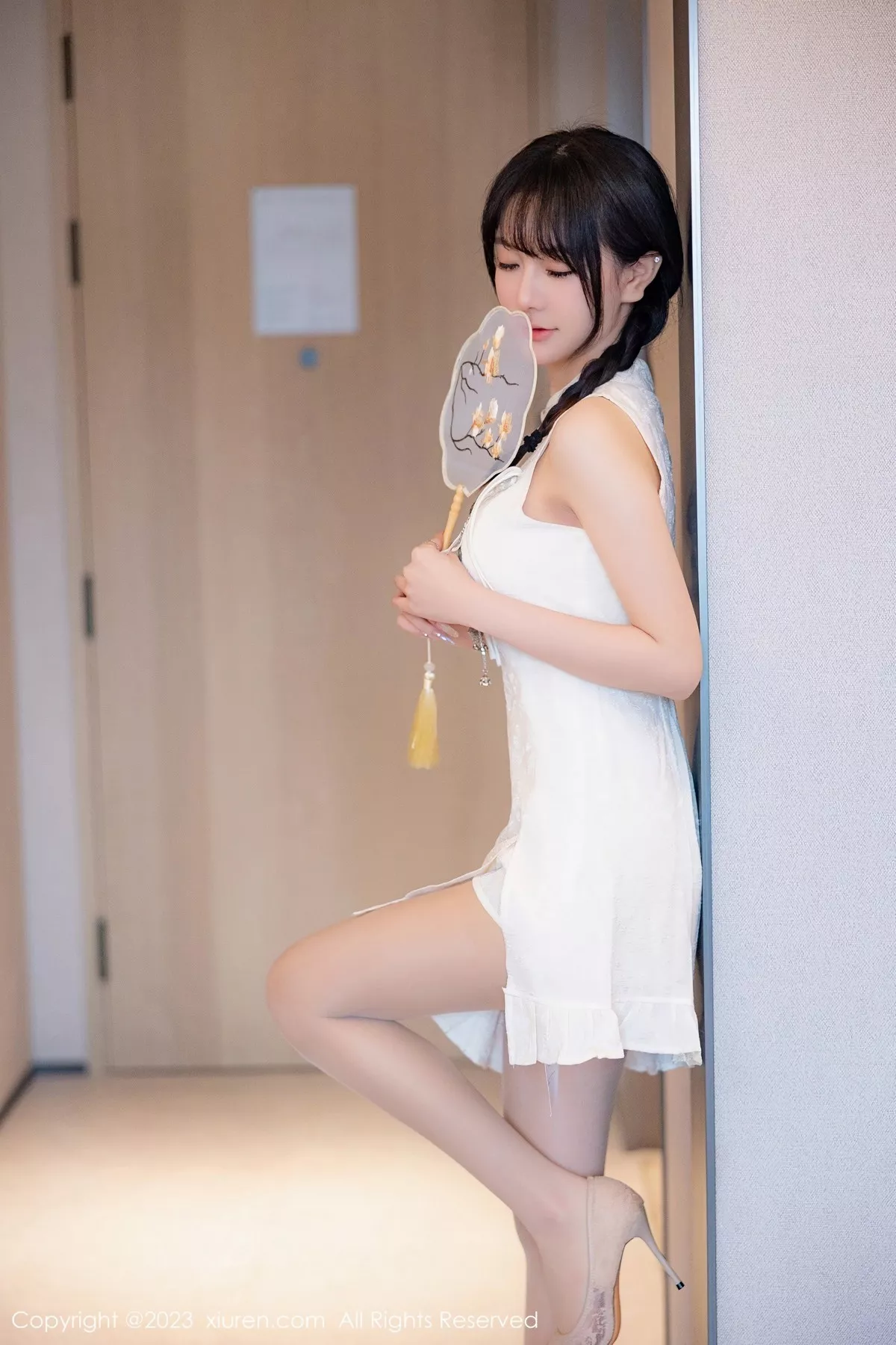 秀人集.com_[XiuRen秀人网]No.6813_模特幼幼性感白色旗袍服饰配原色丝袜秀完美身材撩人诱惑写真80P
