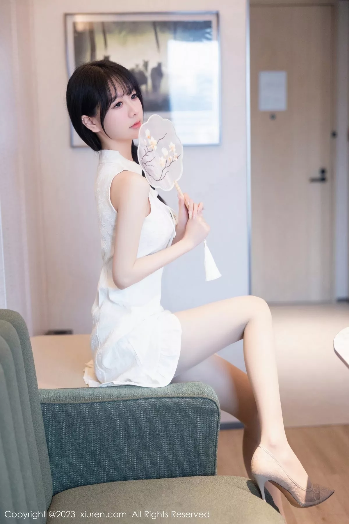 秀人集.com_[XiuRen秀人网]No.6813_模特幼幼性感白色旗袍服饰配原色丝袜秀完美身材撩人诱惑写真80P