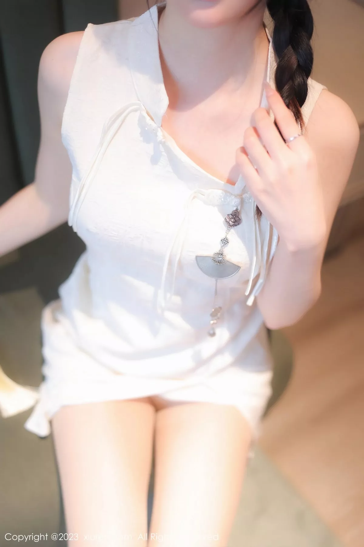 秀人集.com_[XiuRen秀人网]No.6813_模特幼幼性感白色旗袍服饰配原色丝袜秀完美身材撩人诱惑写真80P