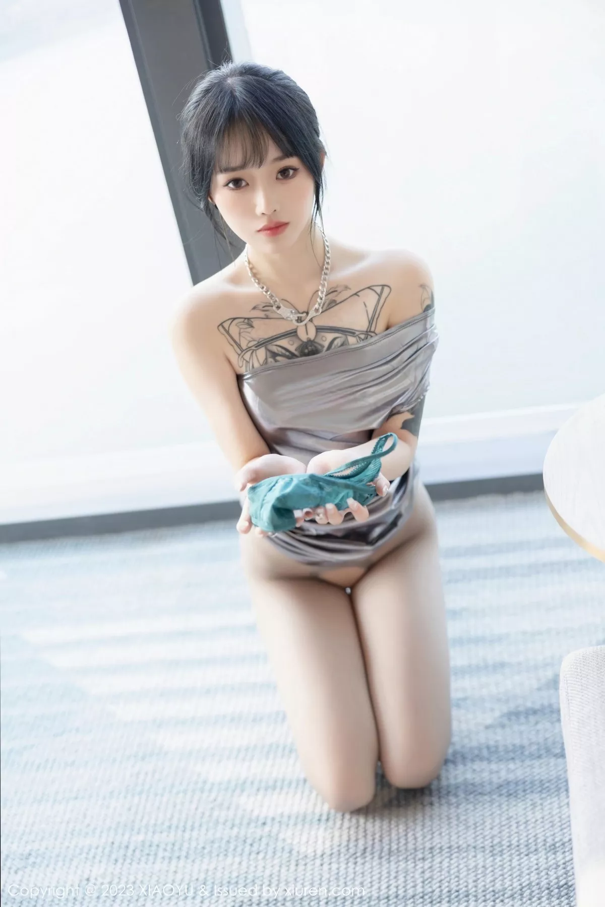 秀人集.com_[XiaoYu画语界]Vol.1037_模特奶瓶私房浴室性感灰色露肩连衣裙秀曼妙身姿迷人诱惑写真87P