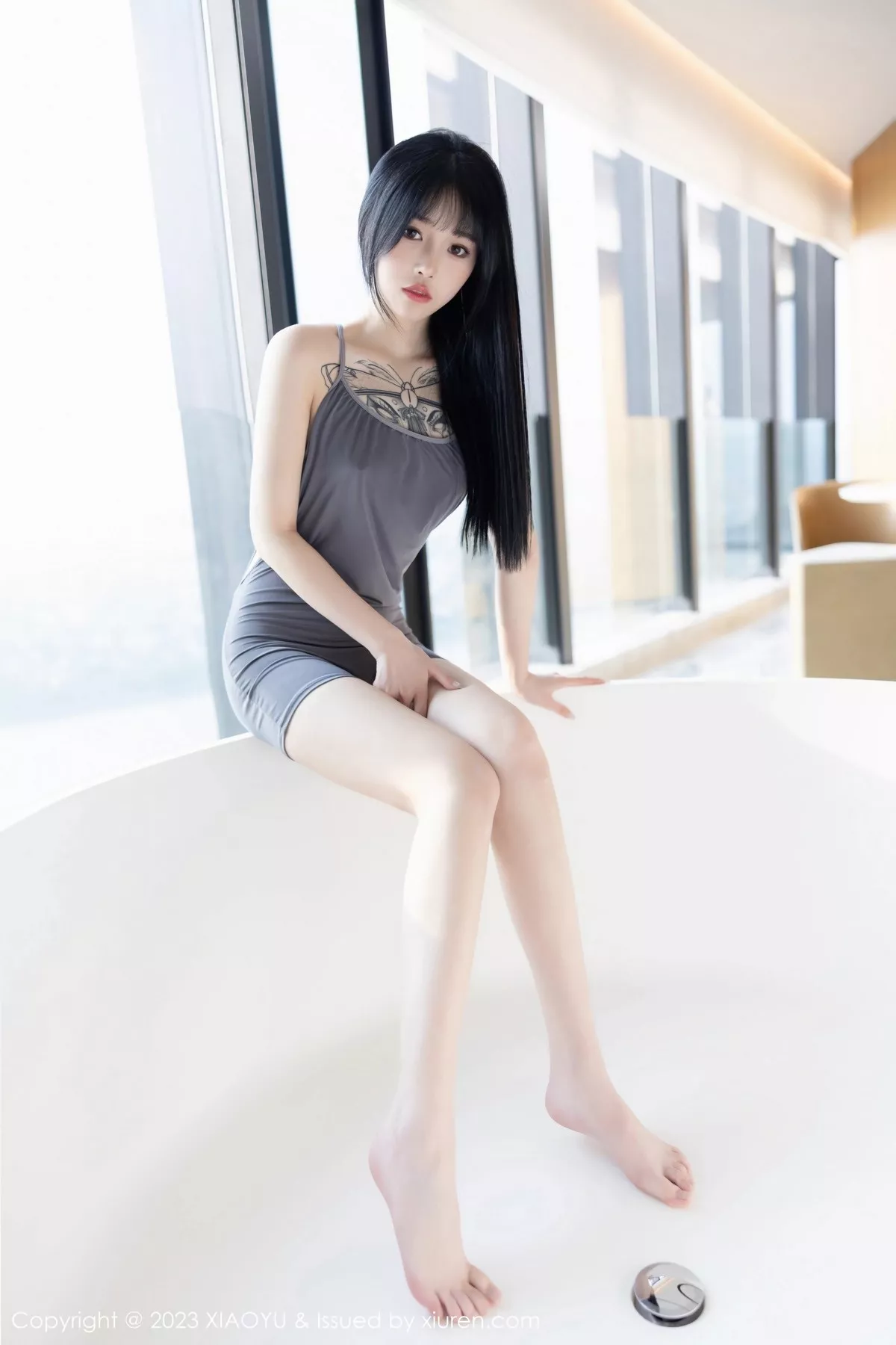 秀人集.com_[XiaoYu画语界]Vol.1037_模特奶瓶私房浴室性感灰色露肩连衣裙秀曼妙身姿迷人诱惑写真87P