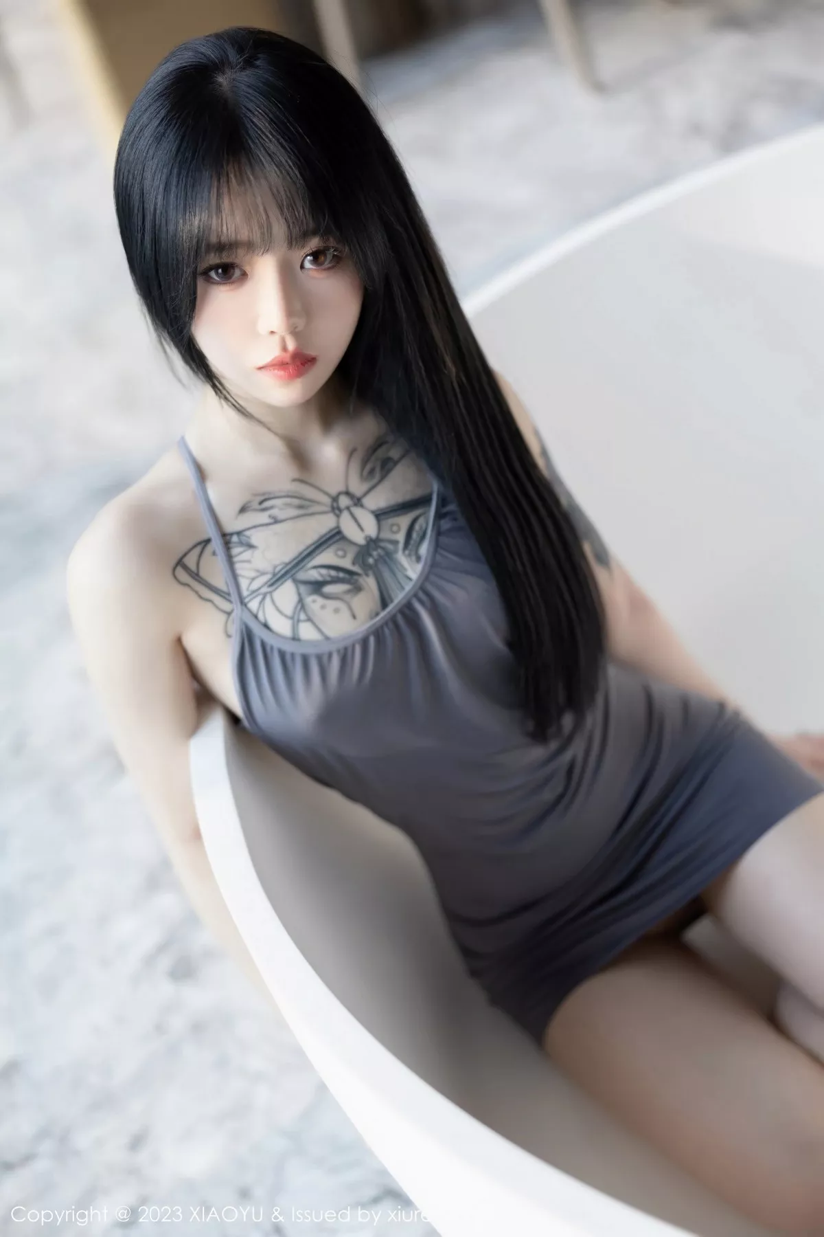 秀人集.com_[XiaoYu画语界]Vol.1037_模特奶瓶私房浴室性感灰色露肩连衣裙秀曼妙身姿迷人诱惑写真87P