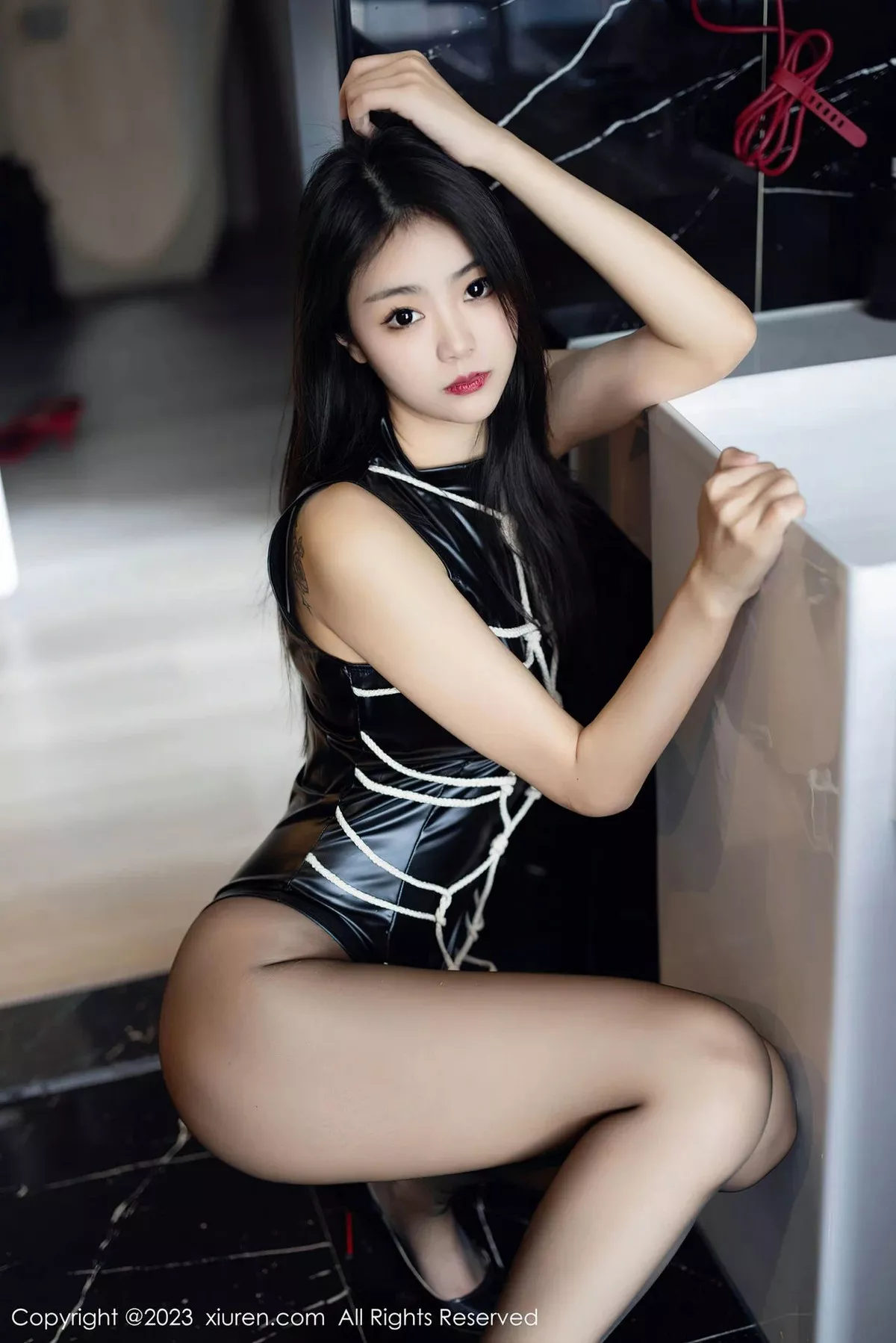 秀人集.com_[XiuRen秀人网]No.6990_模特可乐Vicky性感黑色高开叉服饰配超薄黑丝捆绑艺诱惑写真69P