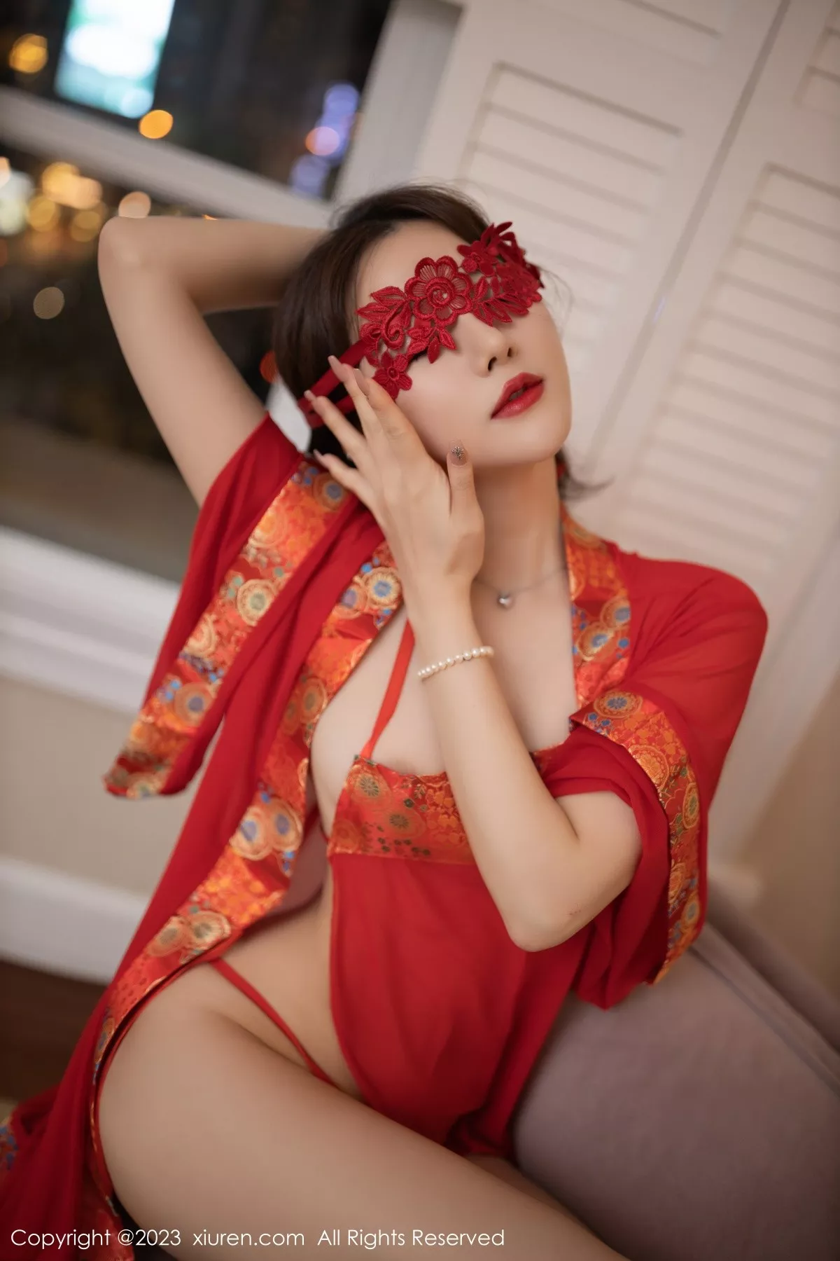 秀人集.com_[XiuRen秀人网]No.7008_模特鱼子酱Fish性感红色丝绸服饰半脱秀曼妙身姿迷人诱惑写真80P
