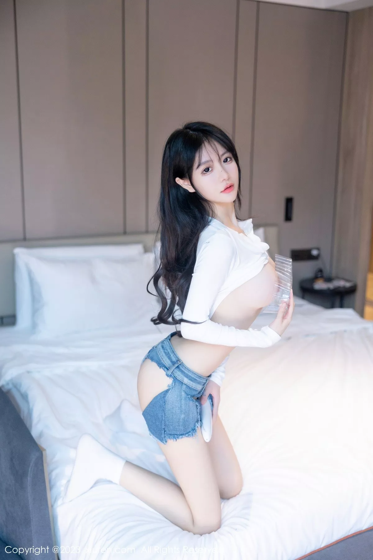 秀人集.com_[XiuRen秀人网]No.7010_模特幼幼性感白色上衣配破烂牛仔短裤秀完美身材撩人诱惑写真88P