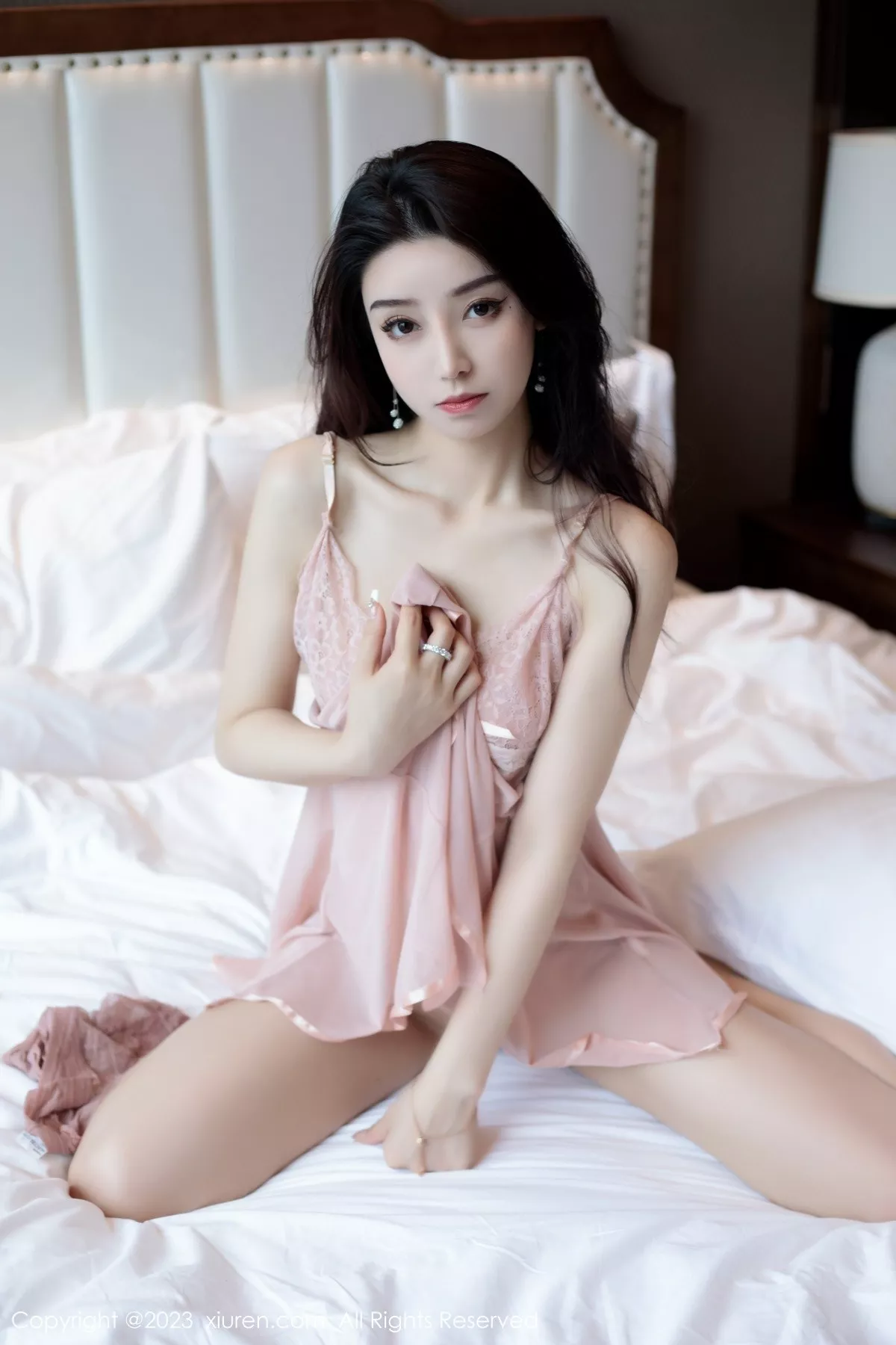 秀人集.com_[XiuRen秀人网]No.7011_模特苏曼兮浅色吊带长裙+粉色蕾丝情趣睡裙秀完美身材诱惑写真72P