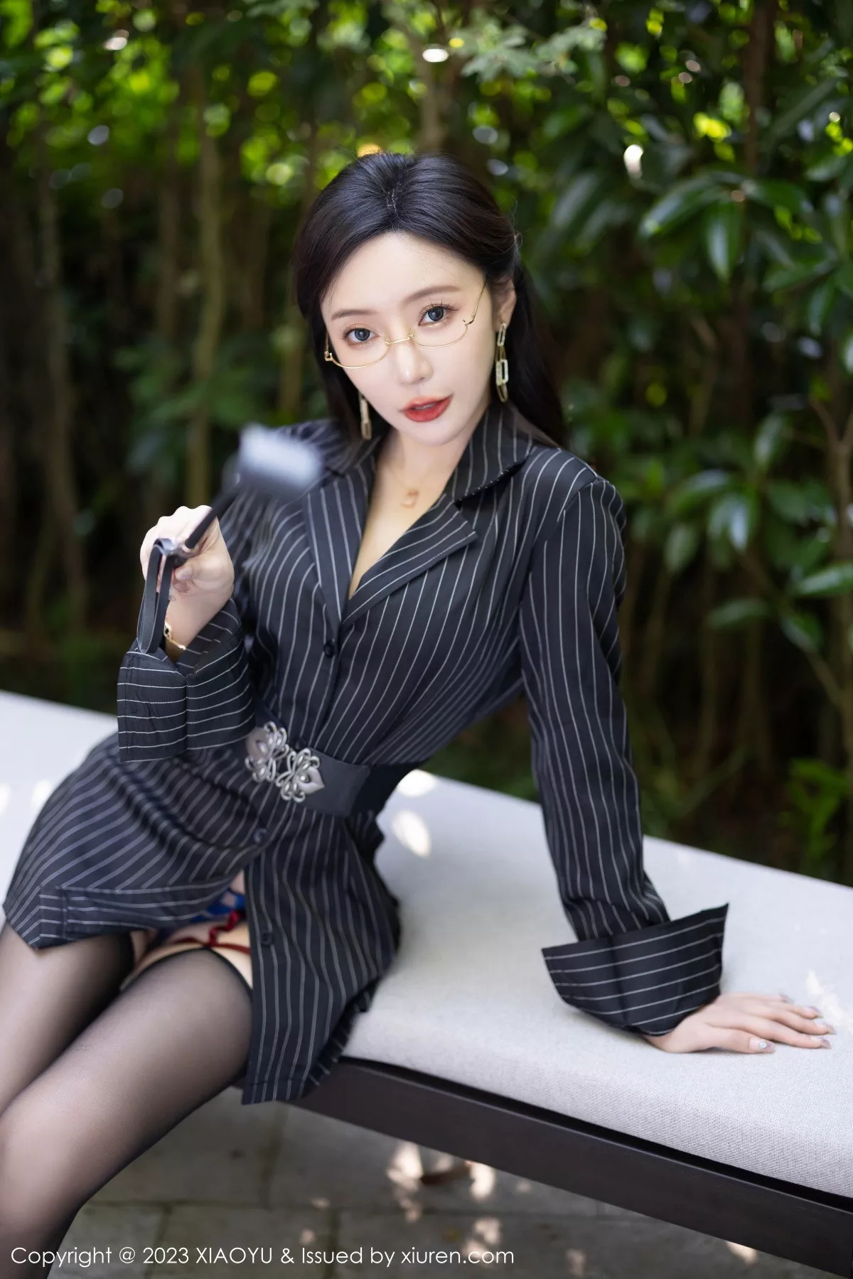 秀人集.com_[XiaoYu画语界]Vol.1062_女神王馨瑶yanni黑色条纹职业装露蓝色内衣配黑丝吊袜诱惑写真90P