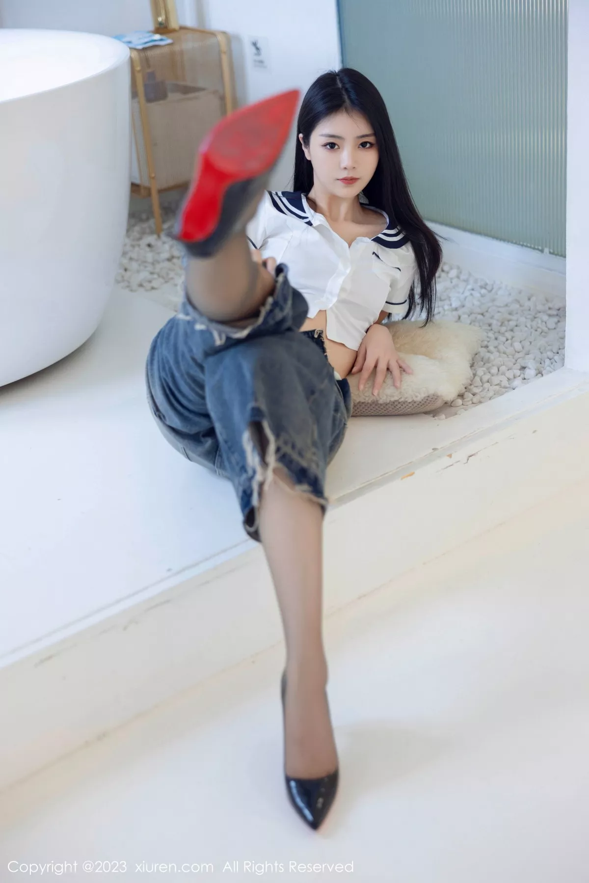 秀人集.com_[XiuRen秀人网]No.7027_模特可乐Vicky白色上衣配牛仔裤露超薄黑丝秀曼妙身姿诱惑写真82P