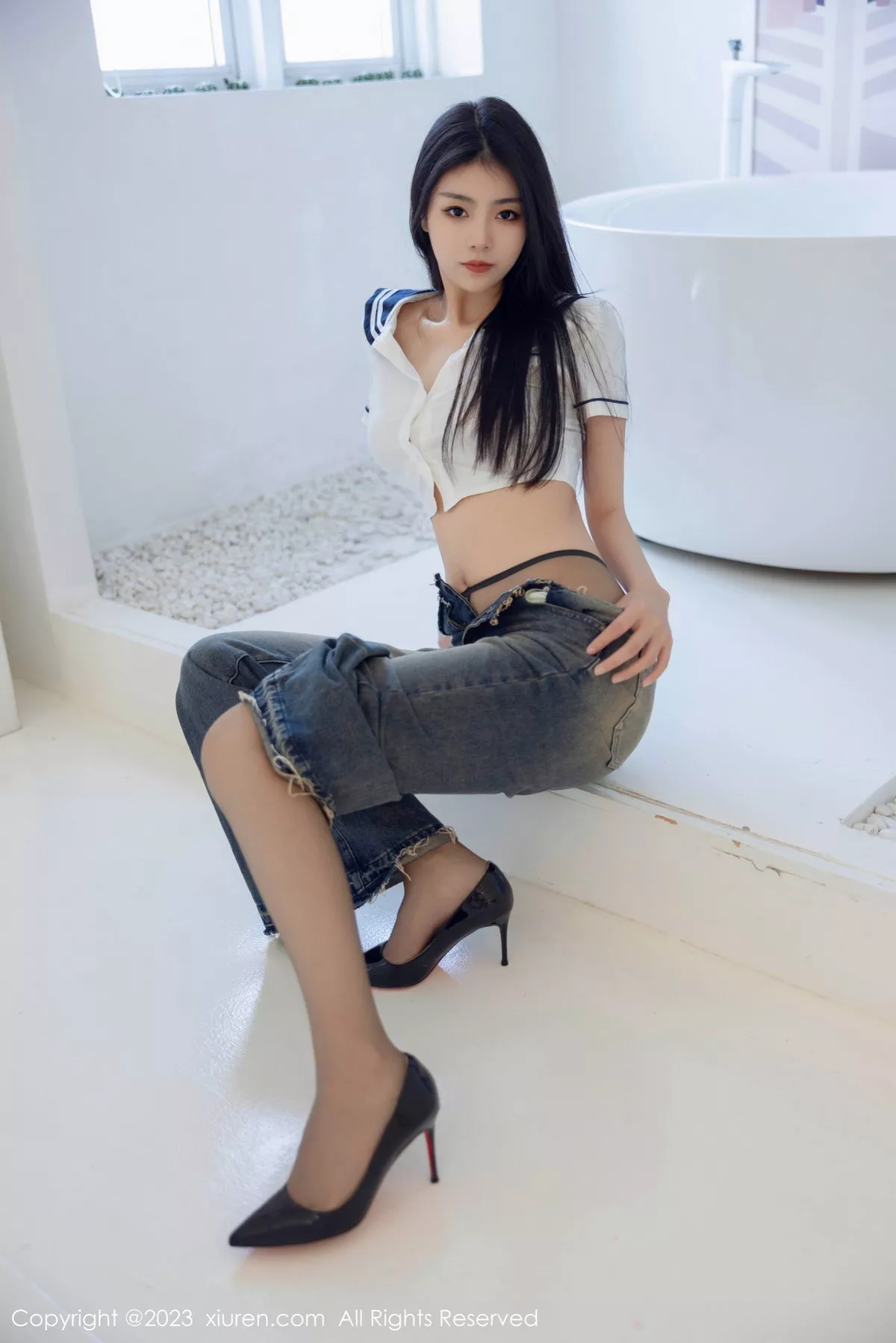 秀人集.com_[XiuRen秀人网]No.7027_模特可乐Vicky白色上衣配牛仔裤露超薄黑丝秀曼妙身姿诱惑写真82P