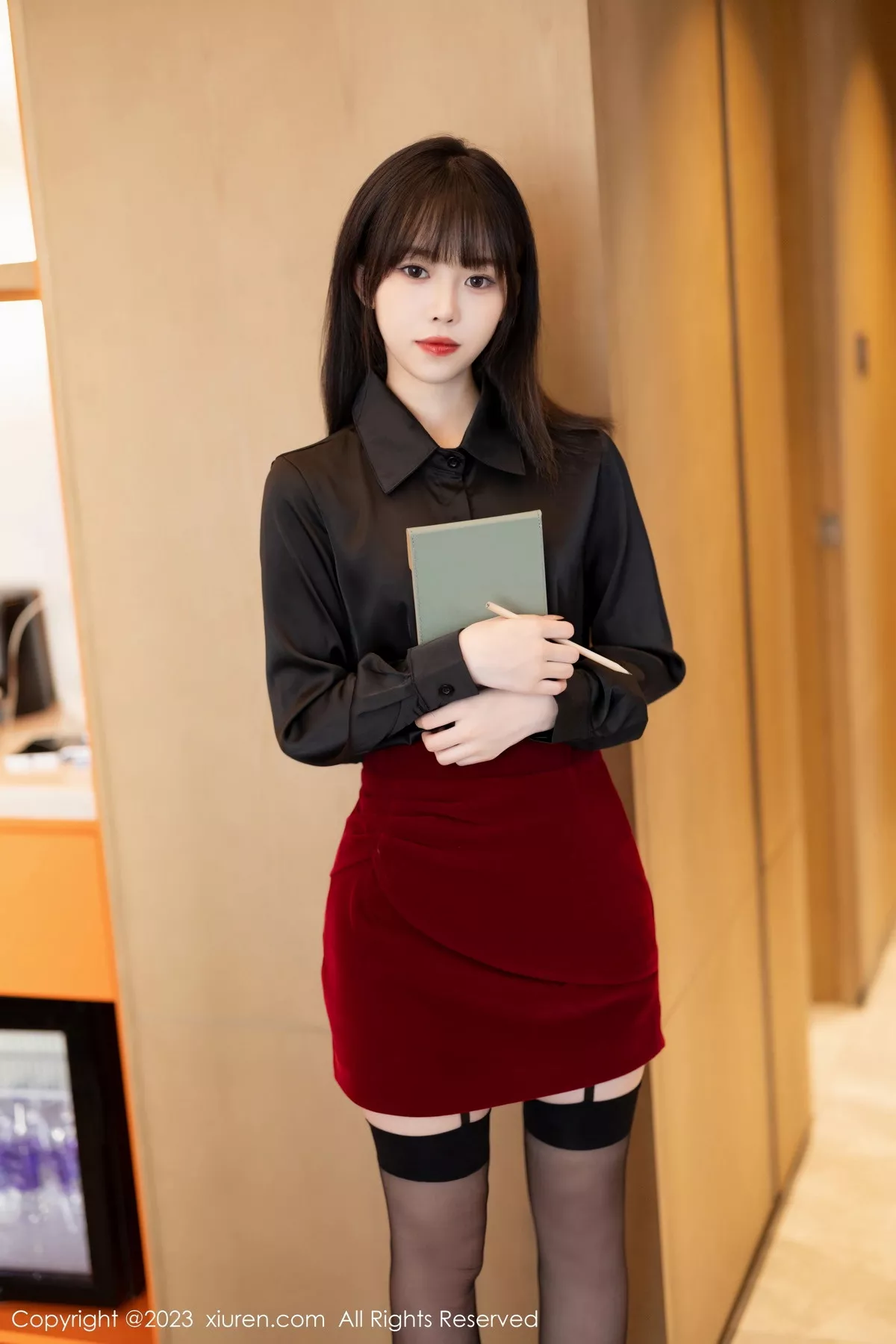 秀人集.com_[XiaoYu画语界]Vol.1063_模特奶瓶黑色衬衫配红色短裙露红色蕾丝内衣黑丝吊袜魅惑写真81P