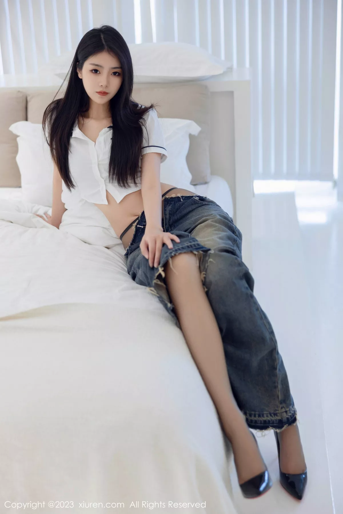 秀人集.com_[XiuRen秀人网]No.7027_模特可乐Vicky白色上衣配牛仔裤露超薄黑丝秀曼妙身姿诱惑写真82P