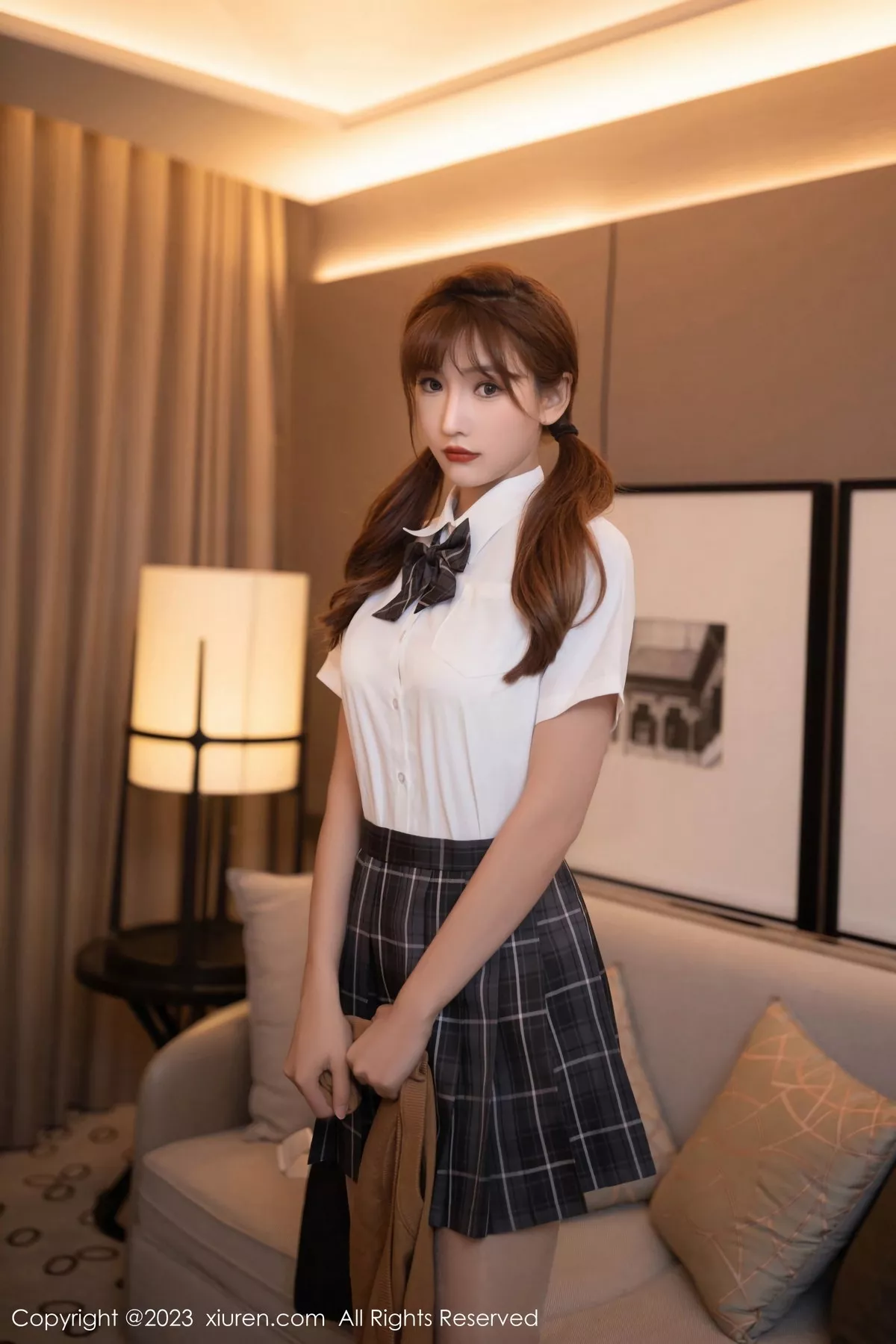 秀人集.com_[XiuRen秀人网]No.7038_模特陆萱萱学生装扮露白色内衣配原色丝袜秀完美身材诱惑写真80P