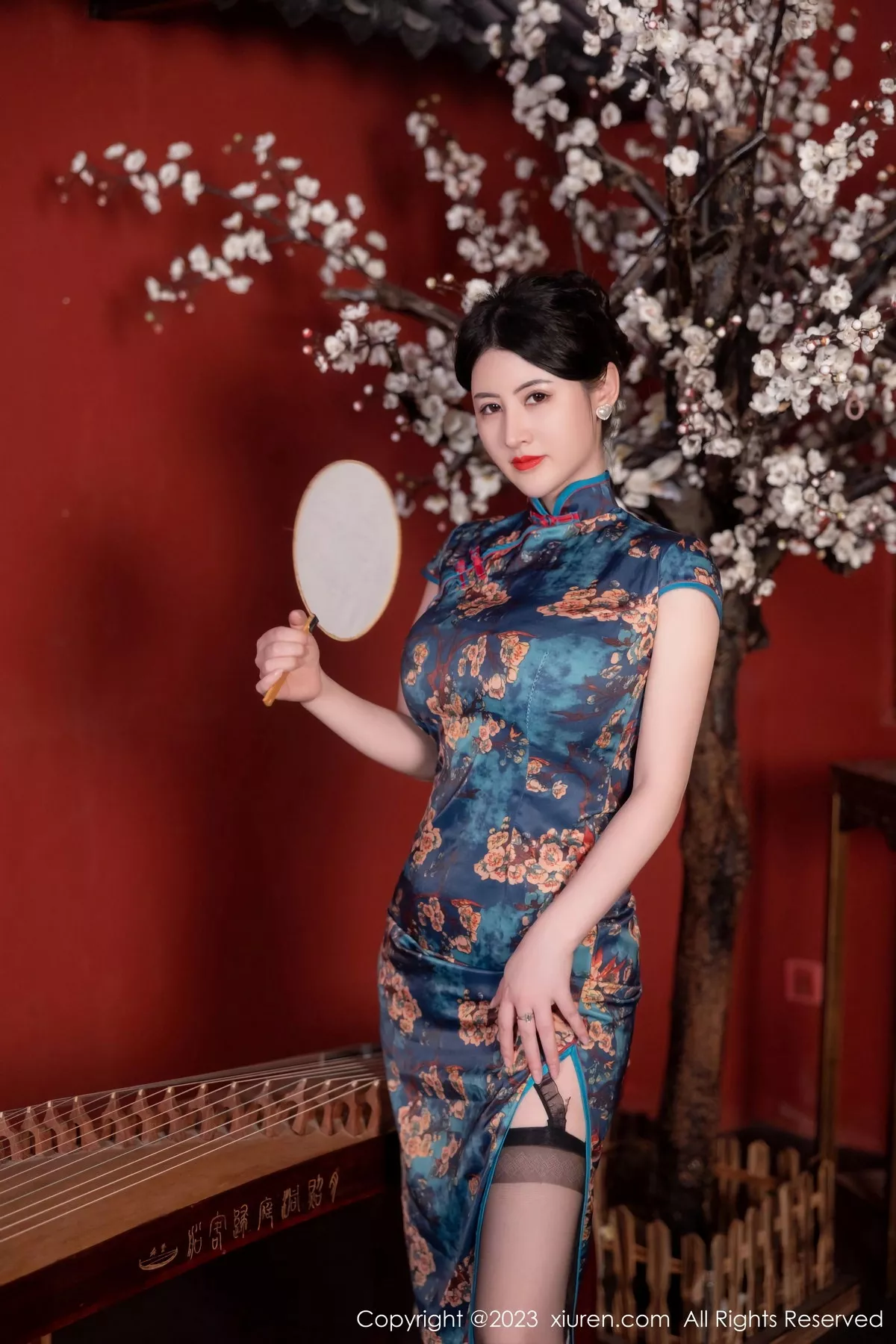秀人集.com_[XiuRen秀人网]No.7051_模特诗诗kiki脱蓝色图纹旗袍露黑色蕾丝内衣配黑丝吊袜诱惑写真82P