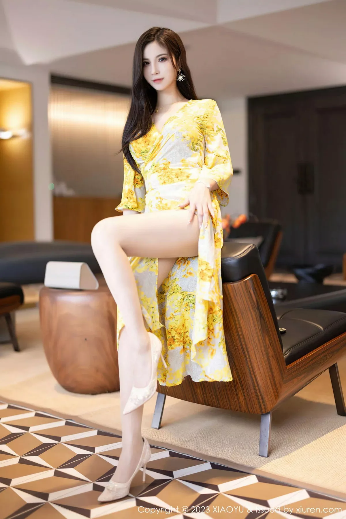 秀人集.com_[XiaoYu画语界]Vol.1066_模特小蛮妖Yummy脱黄色图案连衣长裙露傲人豪乳遮点诱惑写真87P
