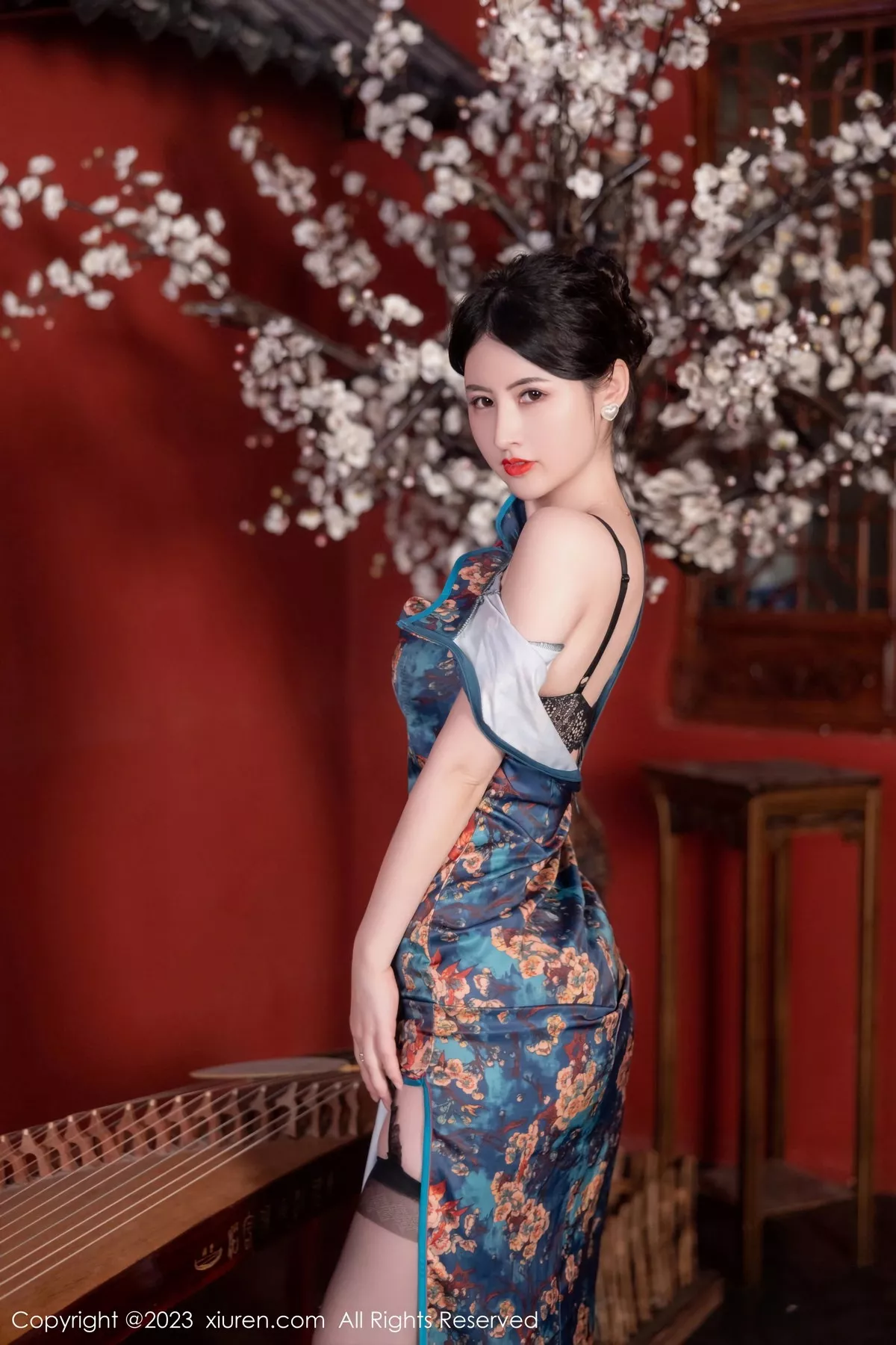 秀人集.com_[XiuRen秀人网]No.7051_模特诗诗kiki脱蓝色图纹旗袍露黑色蕾丝内衣配黑丝吊袜诱惑写真82P