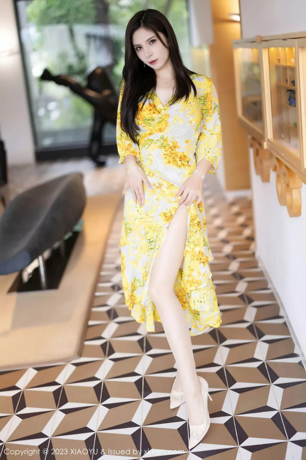 秀人集.com_[XiaoYu画语界]Vol.1066_模特小蛮妖Yummy脱黄色图案连衣长裙露傲人豪乳遮点诱惑写真87P