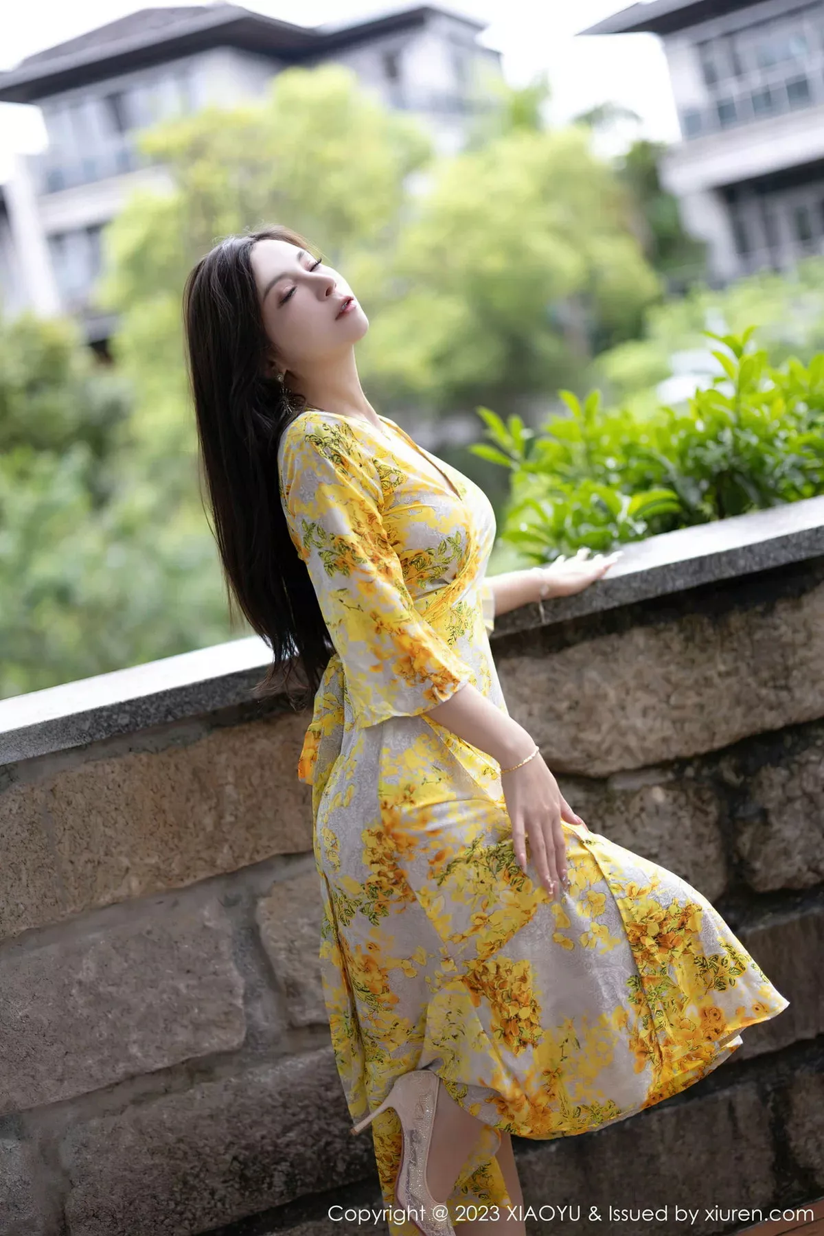 秀人集.com_[XiaoYu画语界]Vol.1066_模特小蛮妖Yummy脱黄色图案连衣长裙露傲人豪乳遮点诱惑写真87P
